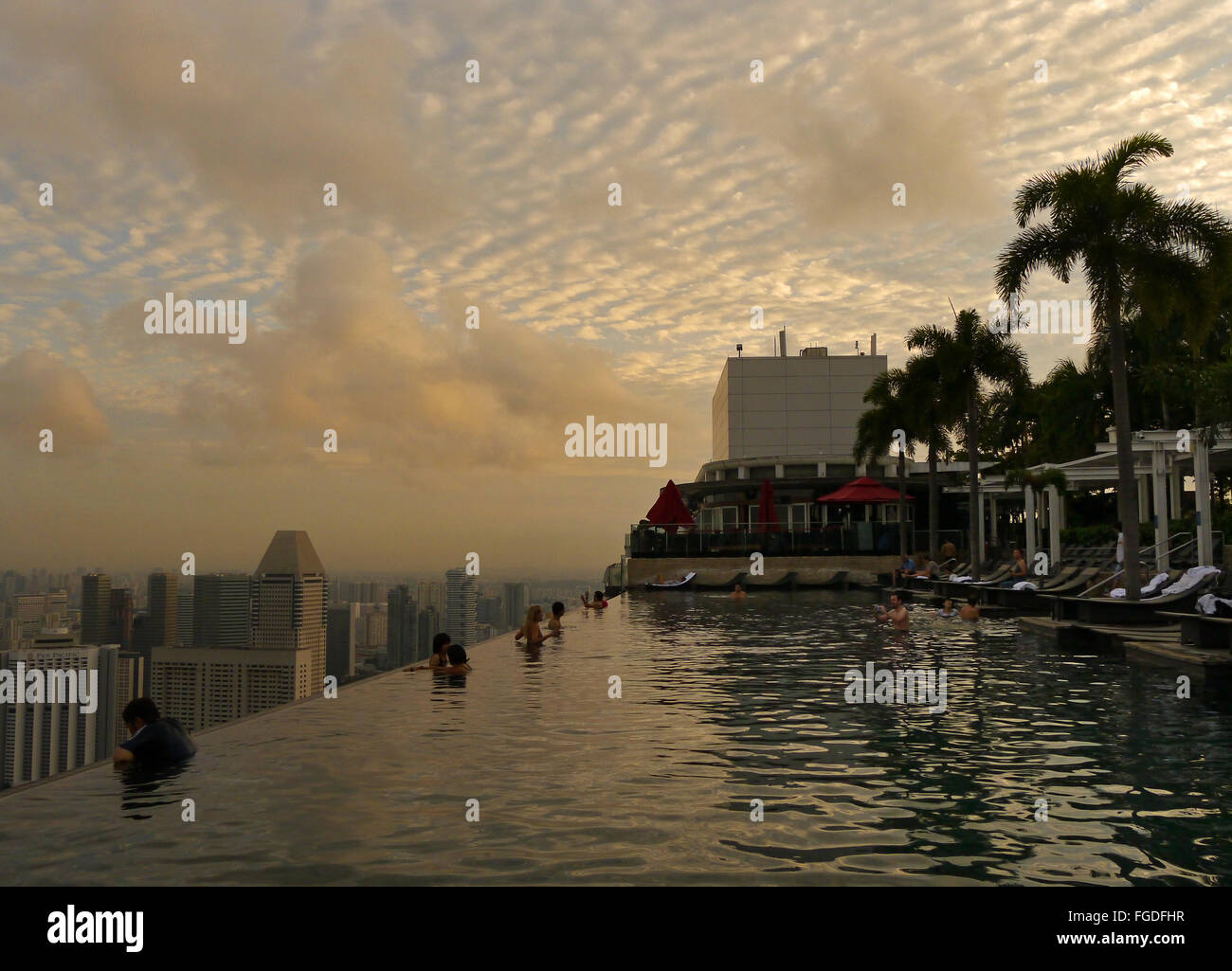 Der Infinity-Pool auf der Oberseite das Marina Bay Sands Hotel in Singapur. Stockfoto