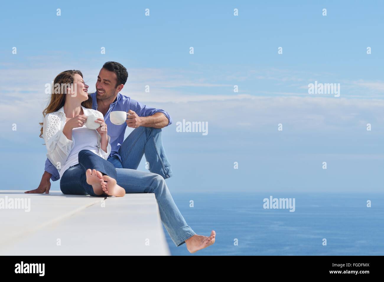 glückliche junge romantische Paar amüsieren Sie sich entspannen Stockfoto