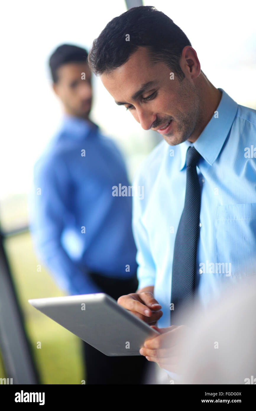 Geschäftsmann mit Tablet Compuer im Büro Stockfoto