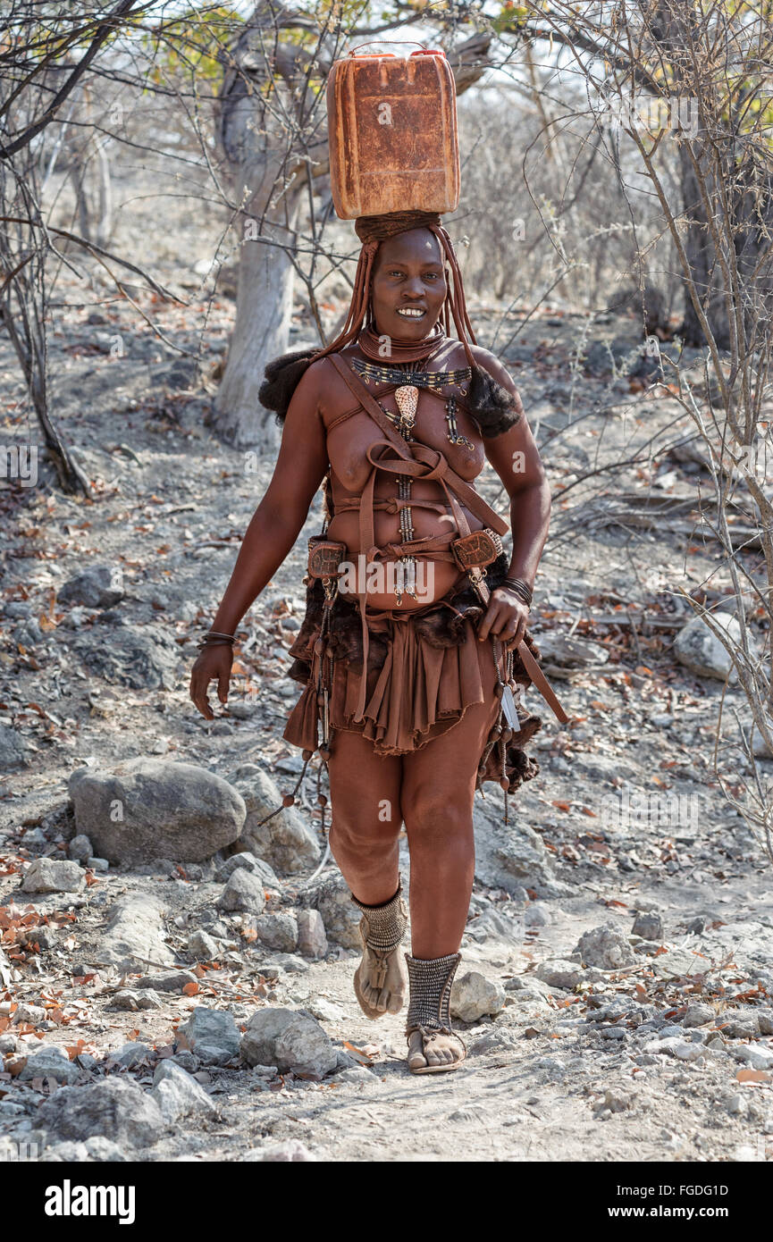 Himba Frauen Tragen Kunststoff Behälter Voll Mit Wasser Auf Ihren 