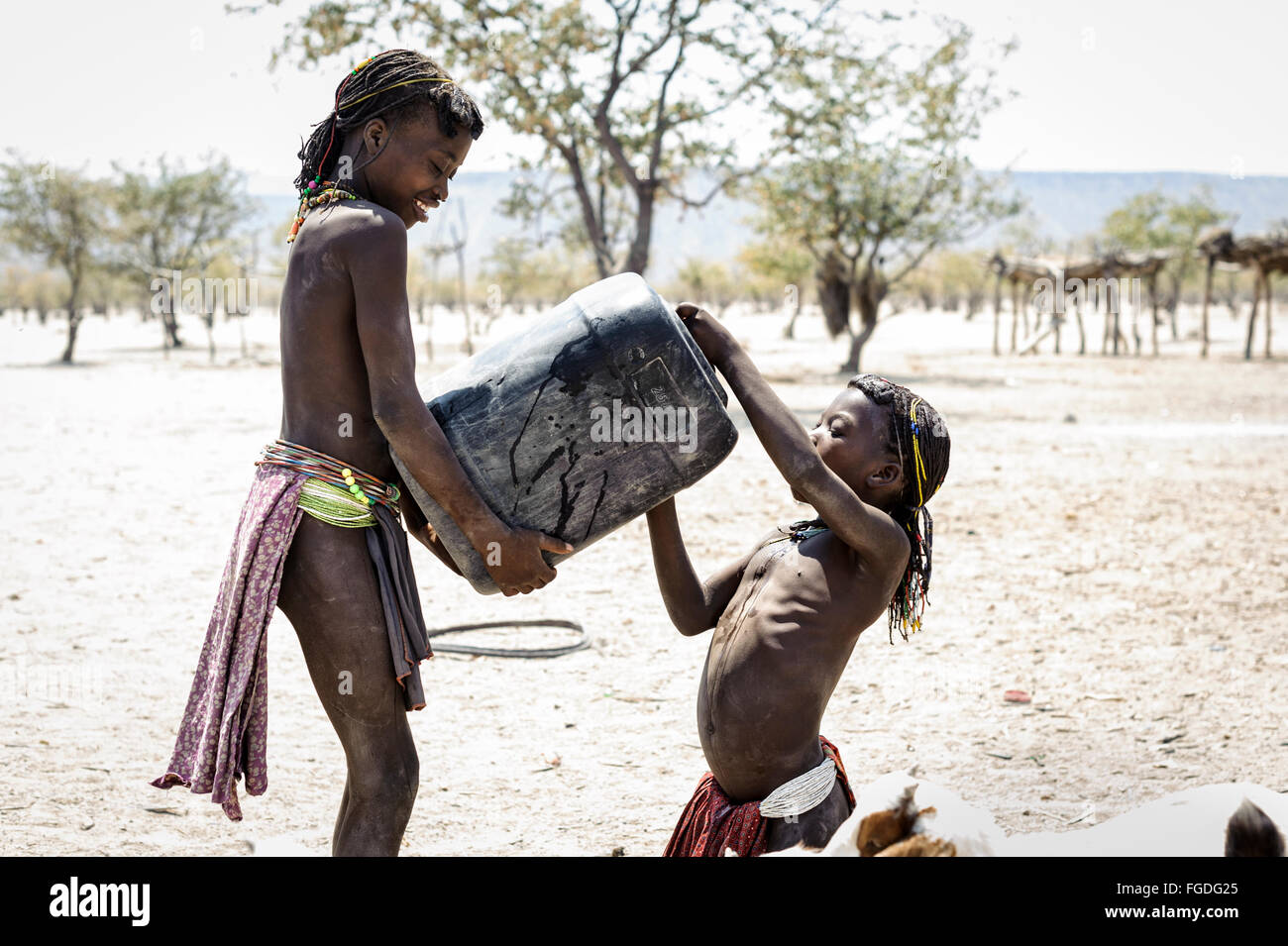 Zemba Mädchen Helfen Ein Anderes Mädchen Trinkwasser Aus Einem 