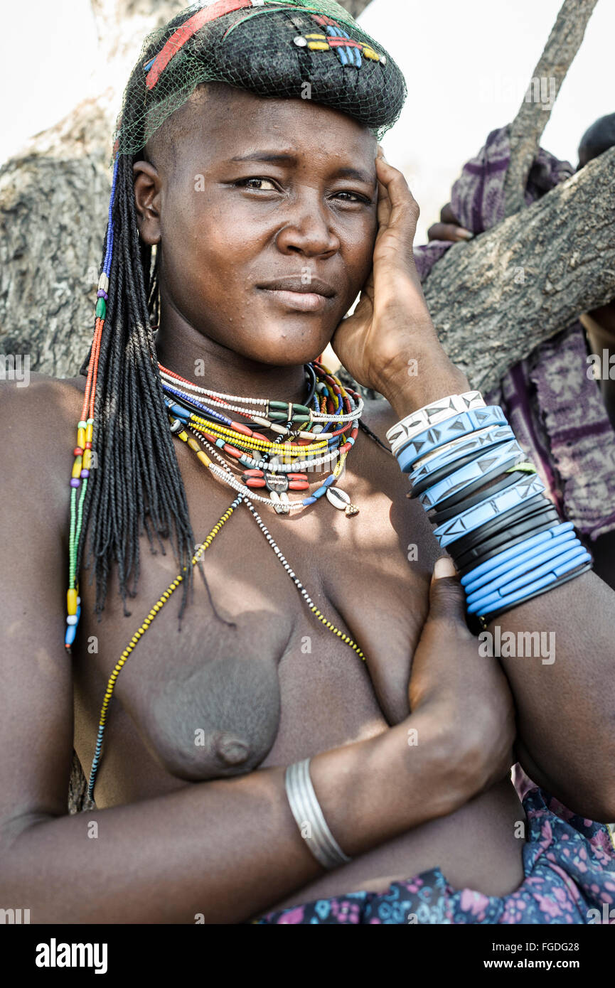 Porträt einer Zemba Frau an einen Baum gelehnt. Stockfoto