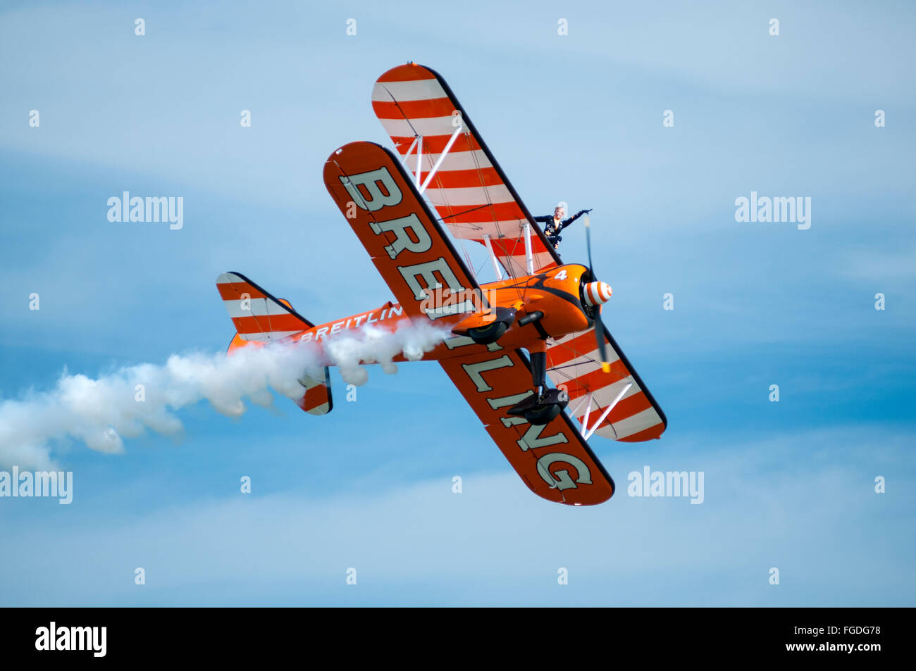 Eine Darstellung der "Flügel laufen" auf dem Flügel einer Boeing Stearman Flugzeuge während einer Flugshow. Stockfoto