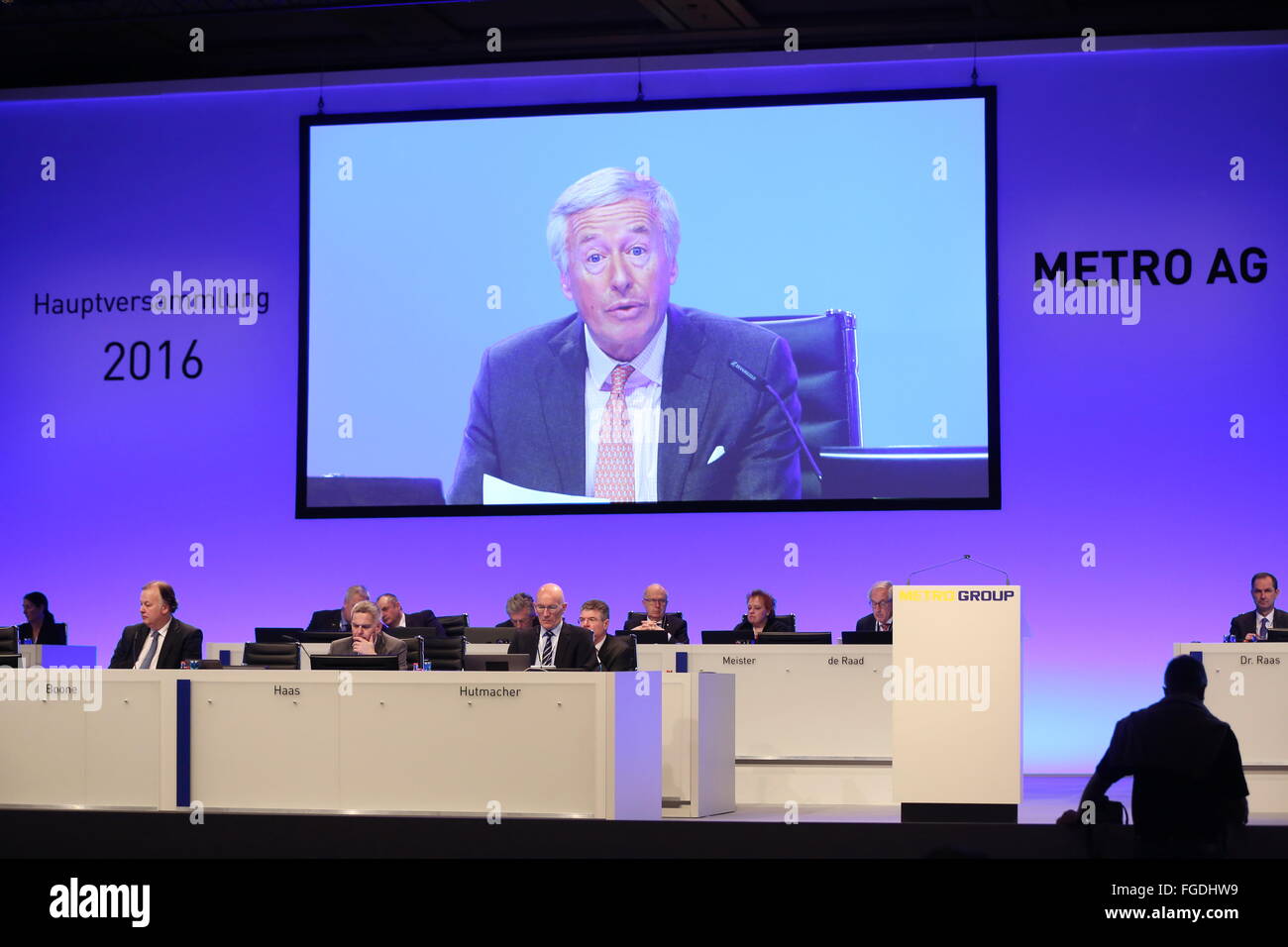 Düsseldorf, 19. Februar 2016, Metro AG Hauptversammlung: Aufsichtsratsvorsitzender Franz Markus Haniel ist bei hs-Rede auf dem Bildschirm sehen.    Bildnachweis: Jürgen Schwarz/Alamy Live-Nachrichten Stockfoto