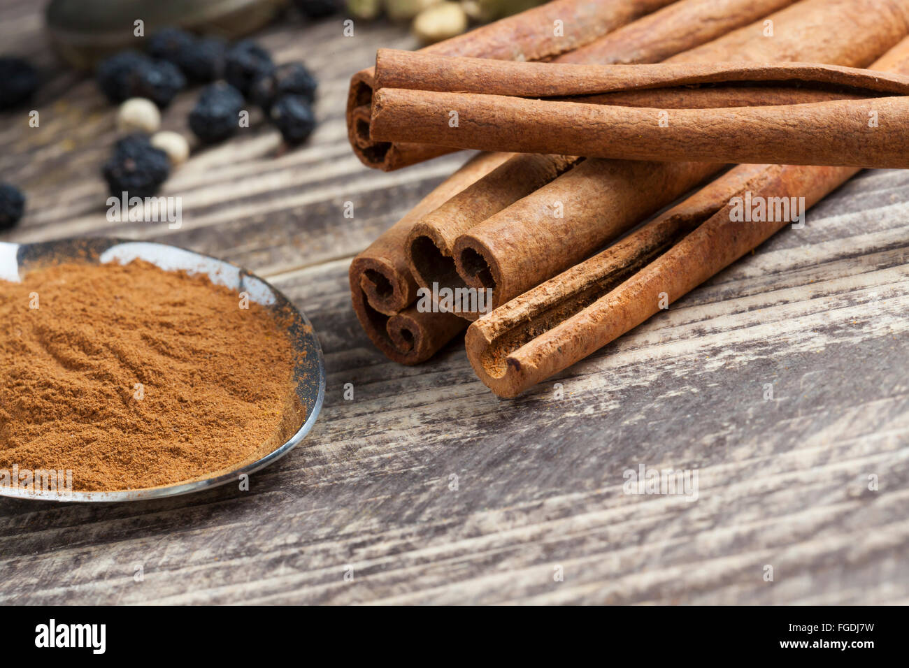 asiatischen, indische Gewürzen Currypulver Zutaten Paprika auf Vintage Holztisch Stockfoto