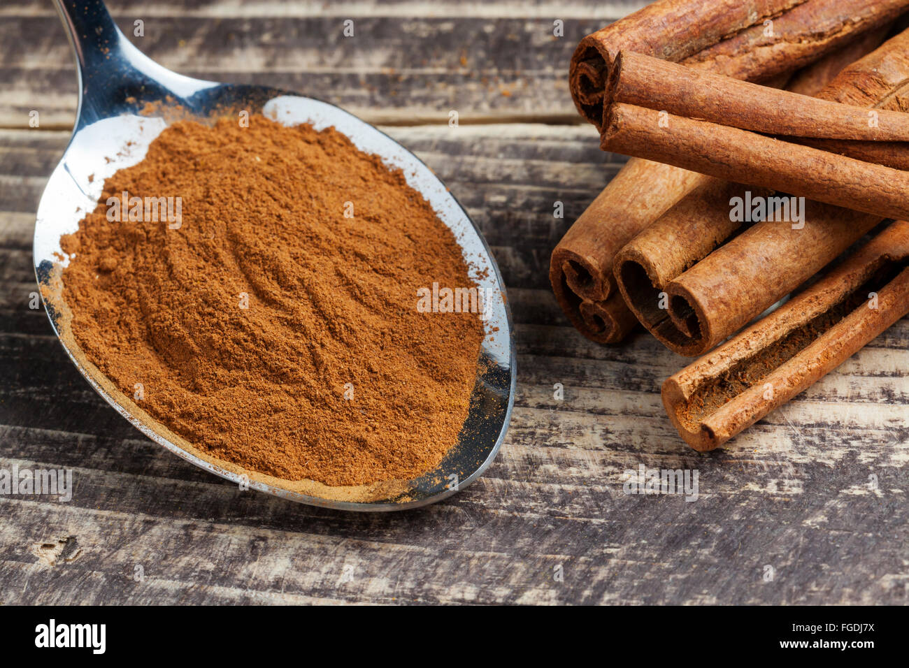 asiatischen, indische Gewürzen Currypulver Zutaten Paprika auf Vintage Holztisch Stockfoto
