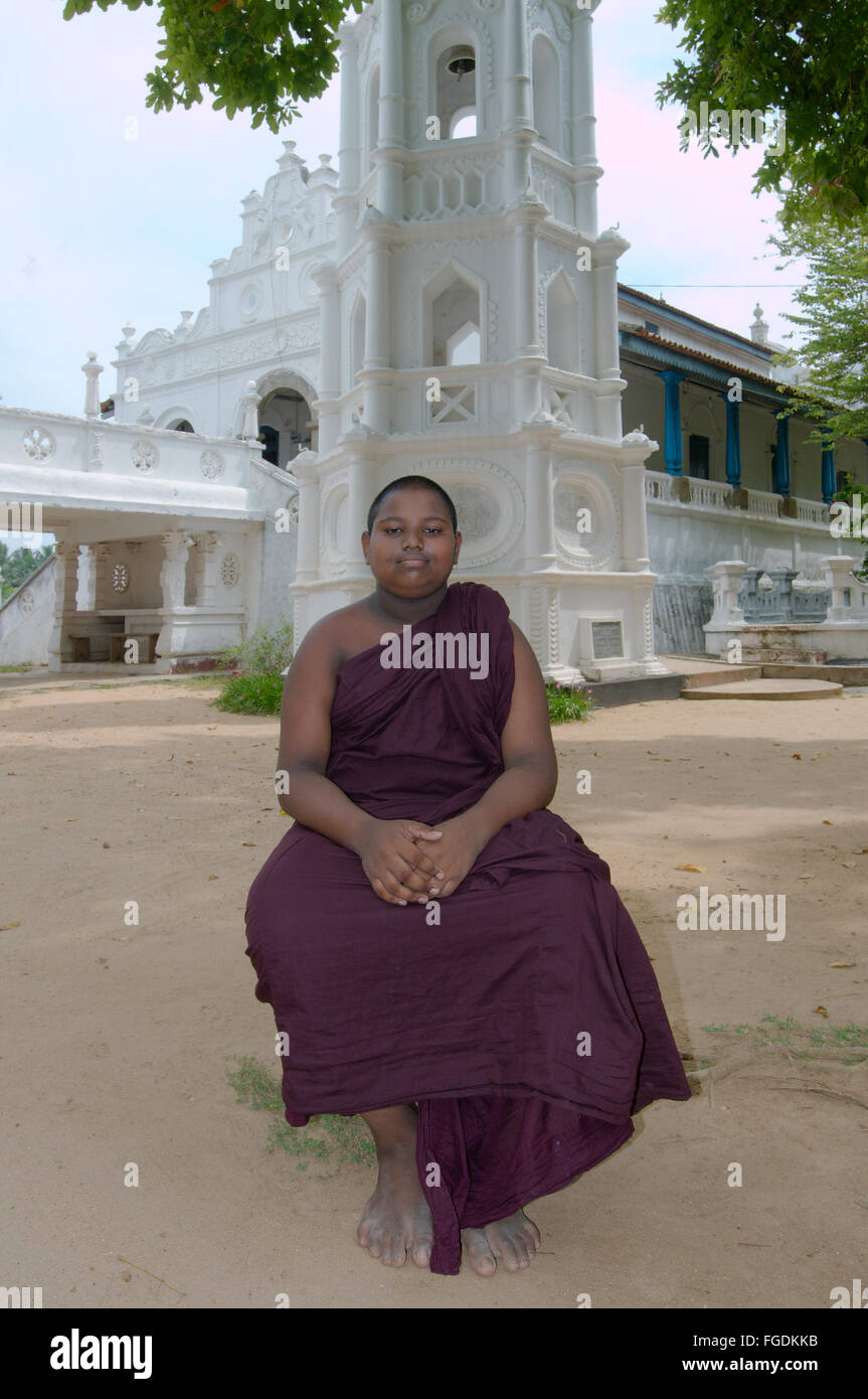 Junger Mönch in einem Tempel Kumara Kanda Kumara Maha Viharaya oder Kumara Maha Viharaya, buddhistische Tempel, Hikkaduwa, Sri Lanka, Süd A Stockfoto