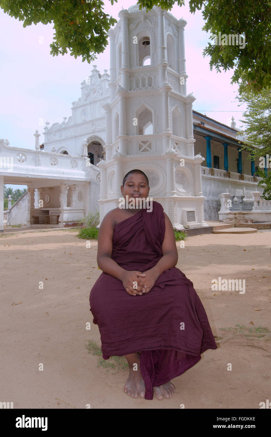Junger Mönch in einem Tempel Kumara Kanda Kumara Maha Viharaya oder Kumara Maha Viharaya, buddhistische Tempel, Hikkaduwa, Sri Lanka, Süd A Stockfoto
