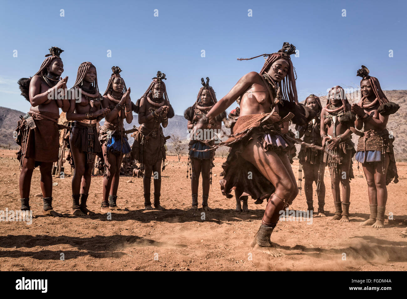 Gruppe Von Himba Frauen Tanzen Während Des Tages Stockfotografie Alamy 