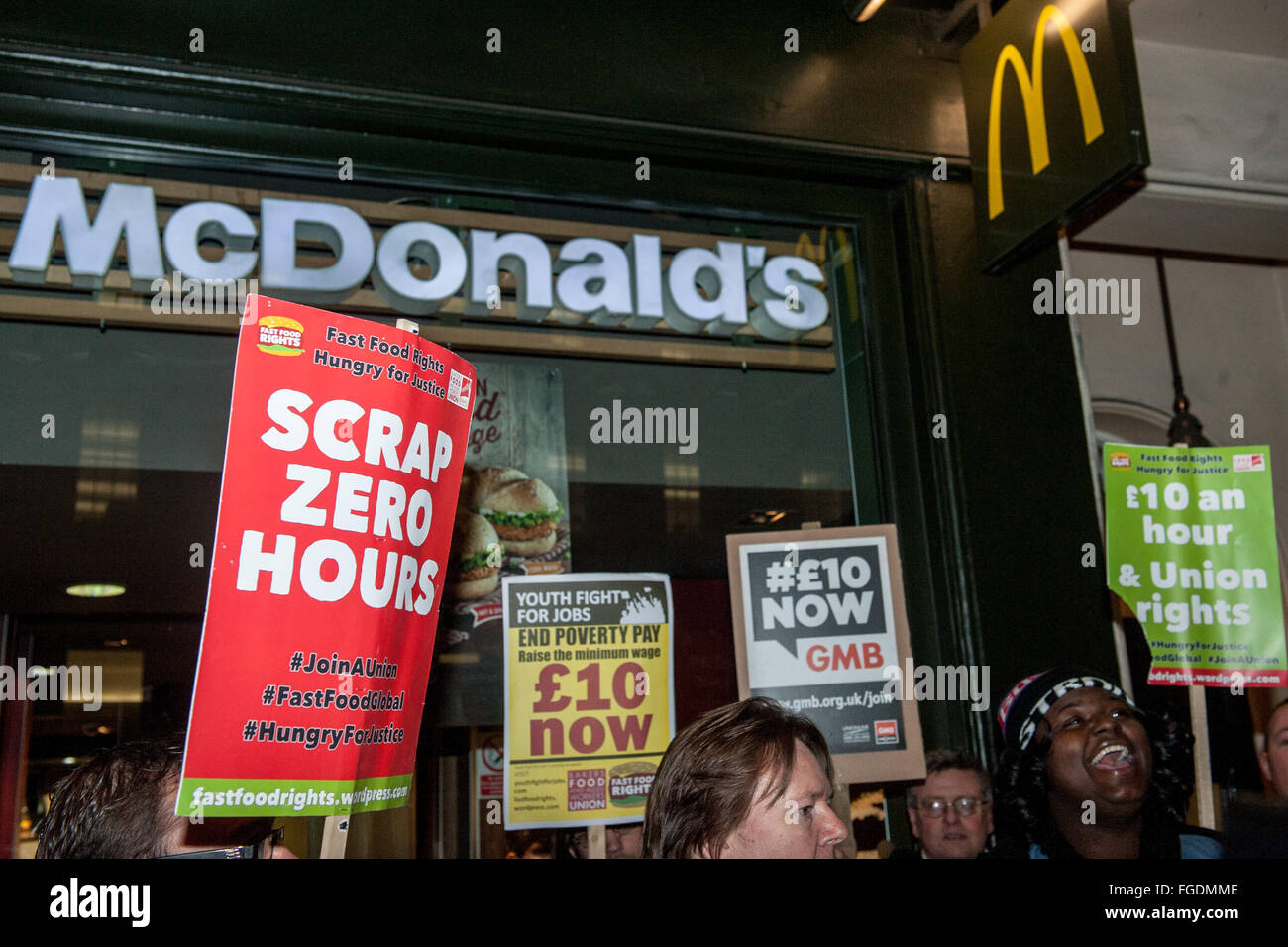 Aktivisten als "Bösen Ronald MacDonald" protestieren vor McDonalds in Whitehall verkleidet. Die Aktivisten fordern für £10 pro Stunde Lohn, gewerkschaftliche Rechte und ein Ende der Stunde Null Verträge Fast-Food-Arbeiter. Die Gruppe gesellten sich Aktivisten aus den USA.  Mitwirkende: Wo sehen: London, Vereinigtes Königreich bei: 13. Januar 2016 Stockfoto