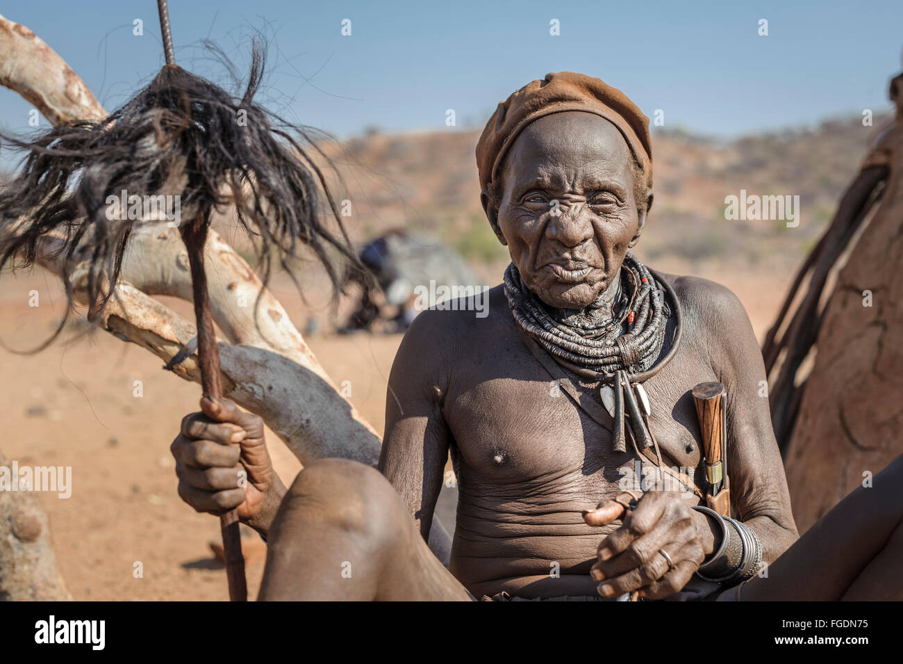 Porträt eines alten Mannes der Himba in einem Dorf. Stockfoto