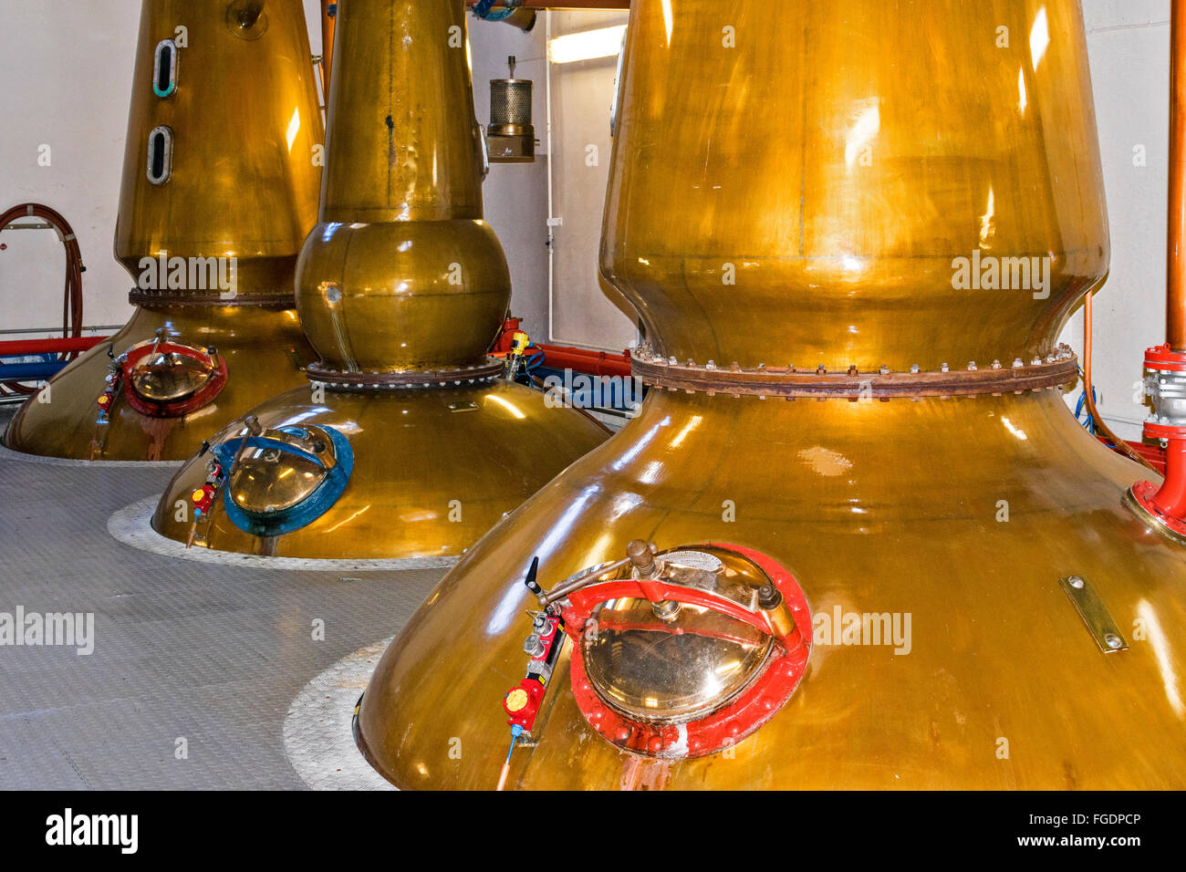 Kupfer glänzend SCHOTTISCHEN POT STILLS IN Cragganmore Distillery GESEHEN ENTLANG DES SPEYSIDE METHODE SCHOTTLAND Stockfoto