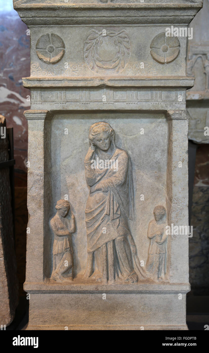 Funerary Stele mit der Aufschrift "Thalea Tochter von Athenagoras, aus der Stadt Oroanna. In Smyrna gefunden. Stockfoto
