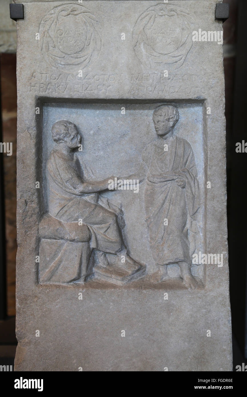 Funerary Stele Apollodotos und Metrodotos. 2. Jahrhundert vor Christus. Von Smyrna (heute Izmir, Türkei). Vater sagt Goodbye o seines Sohnes. Stockfoto