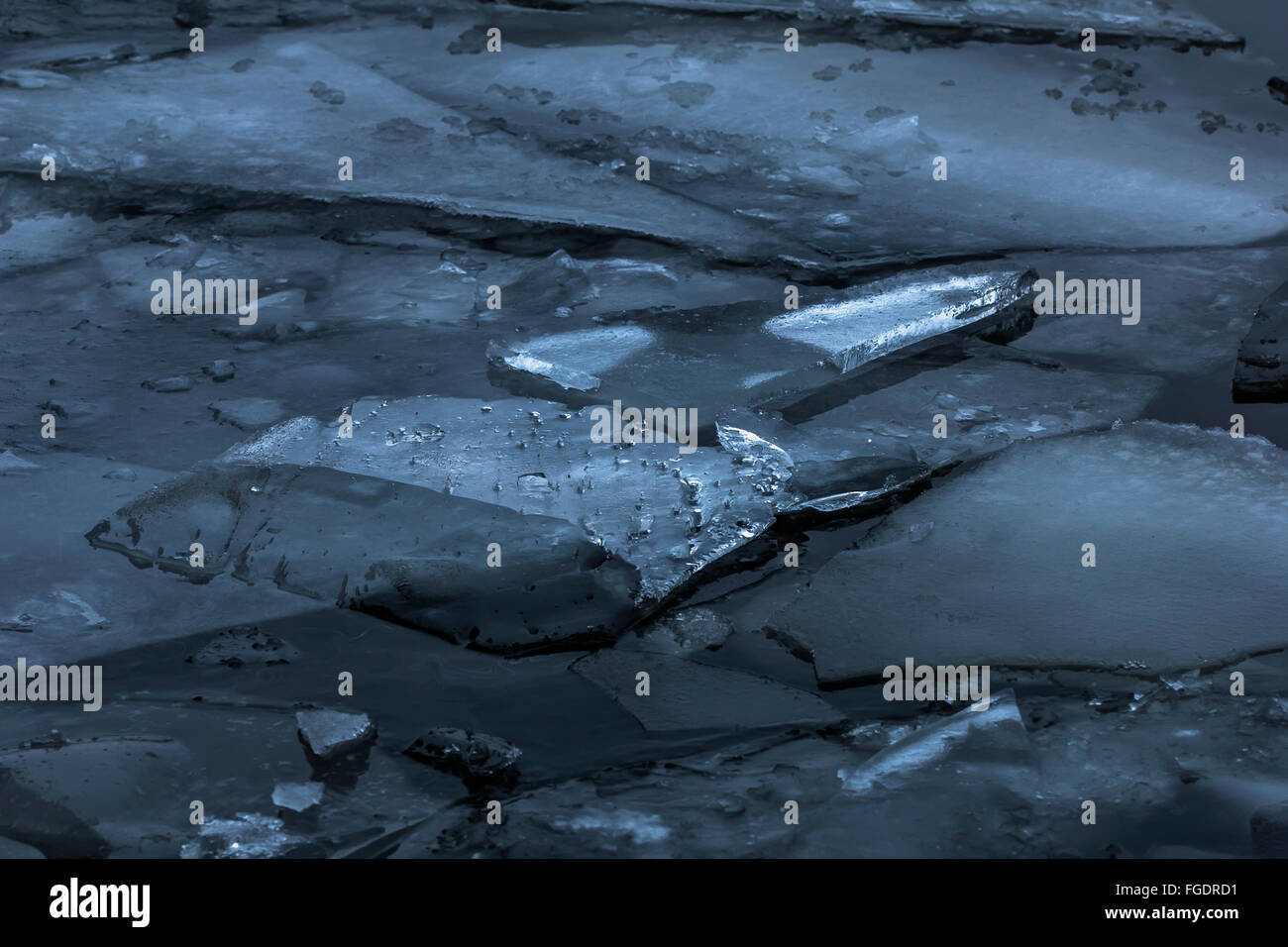 Eisschollen auf tiefem Wasser in der Dämmerung Stockfoto