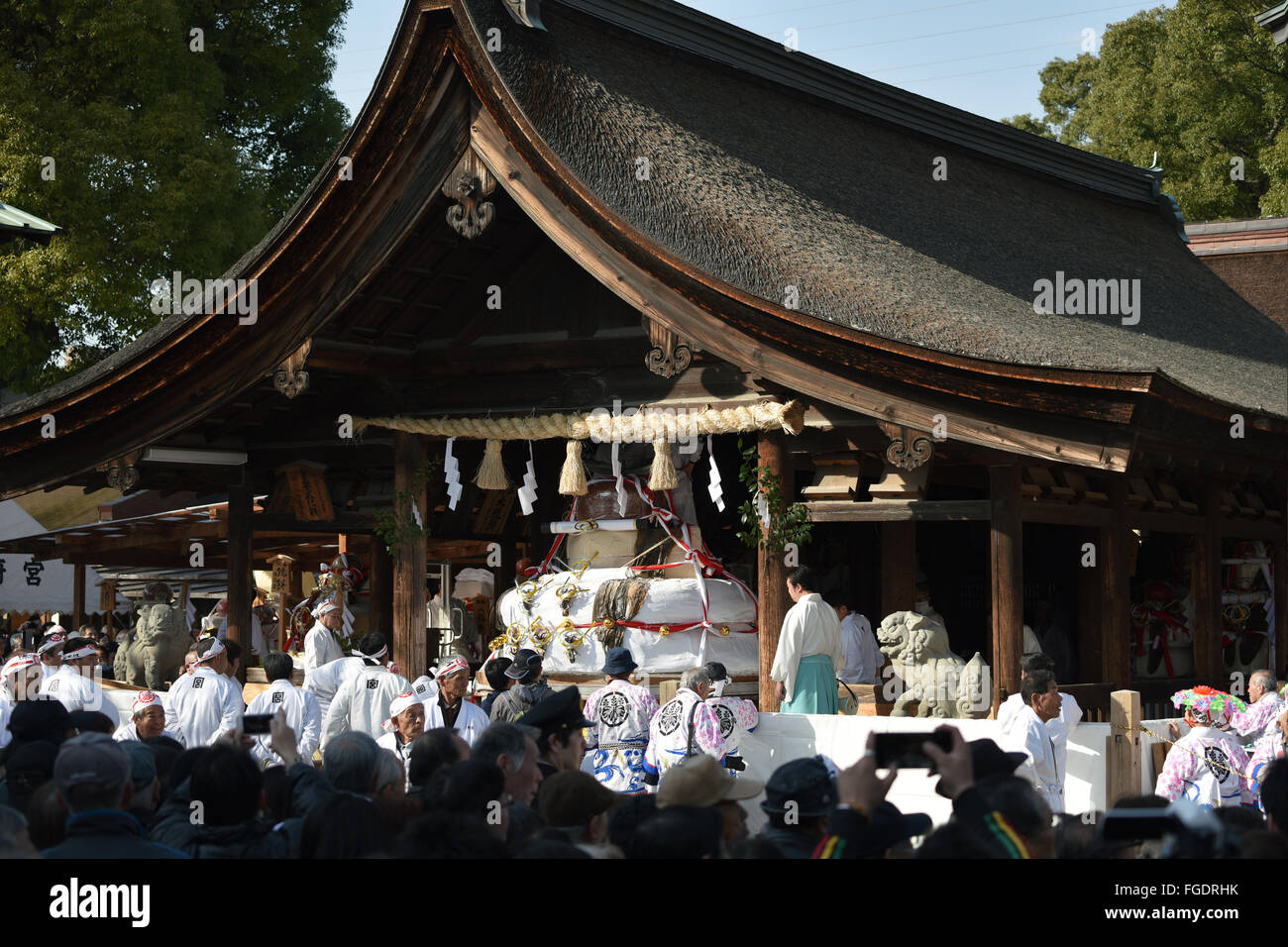 Riesige Reiskuchen ist auf der Haiden Halle Konomiya Schrein entladen wird. Stockfoto