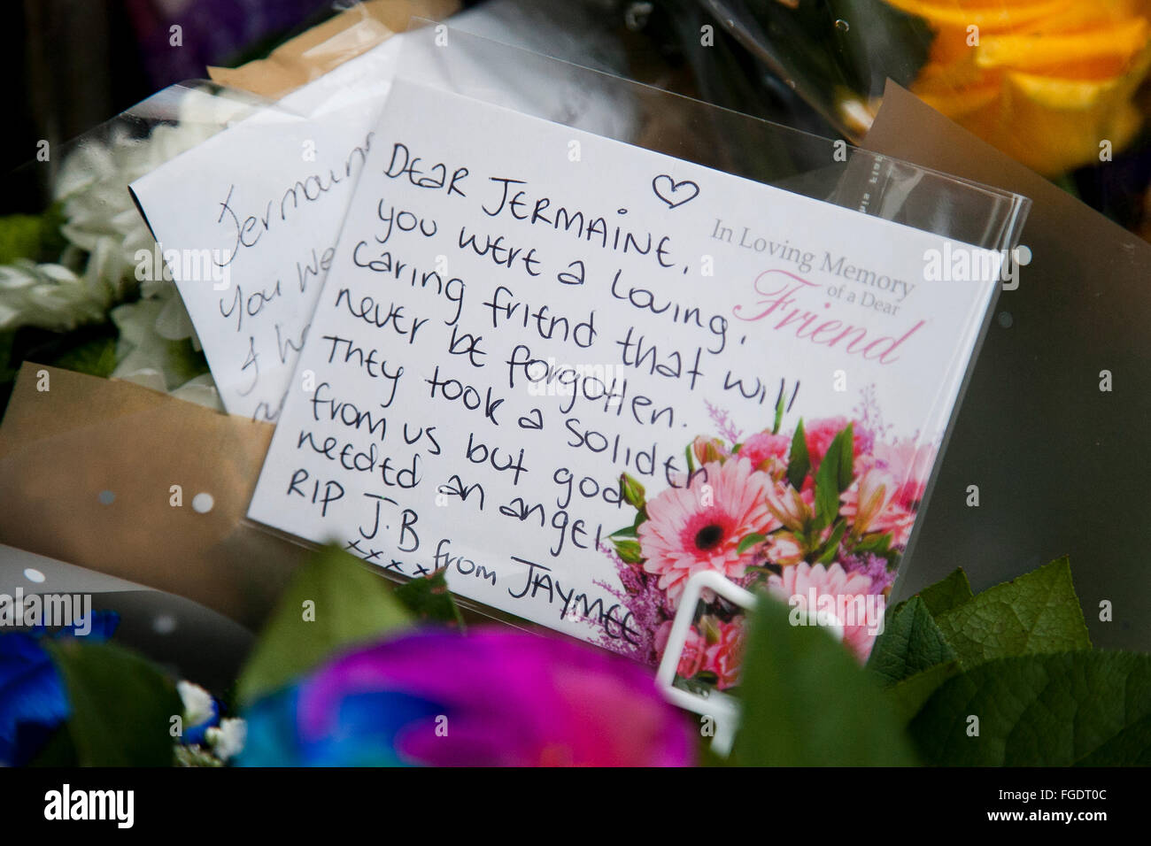 Blumen waren hinter Holz Green Crown Court in Nord-London am 16. Dezember 2015 für Polizei schießen Opfer Jermaine Baker gelegt. Stockfoto