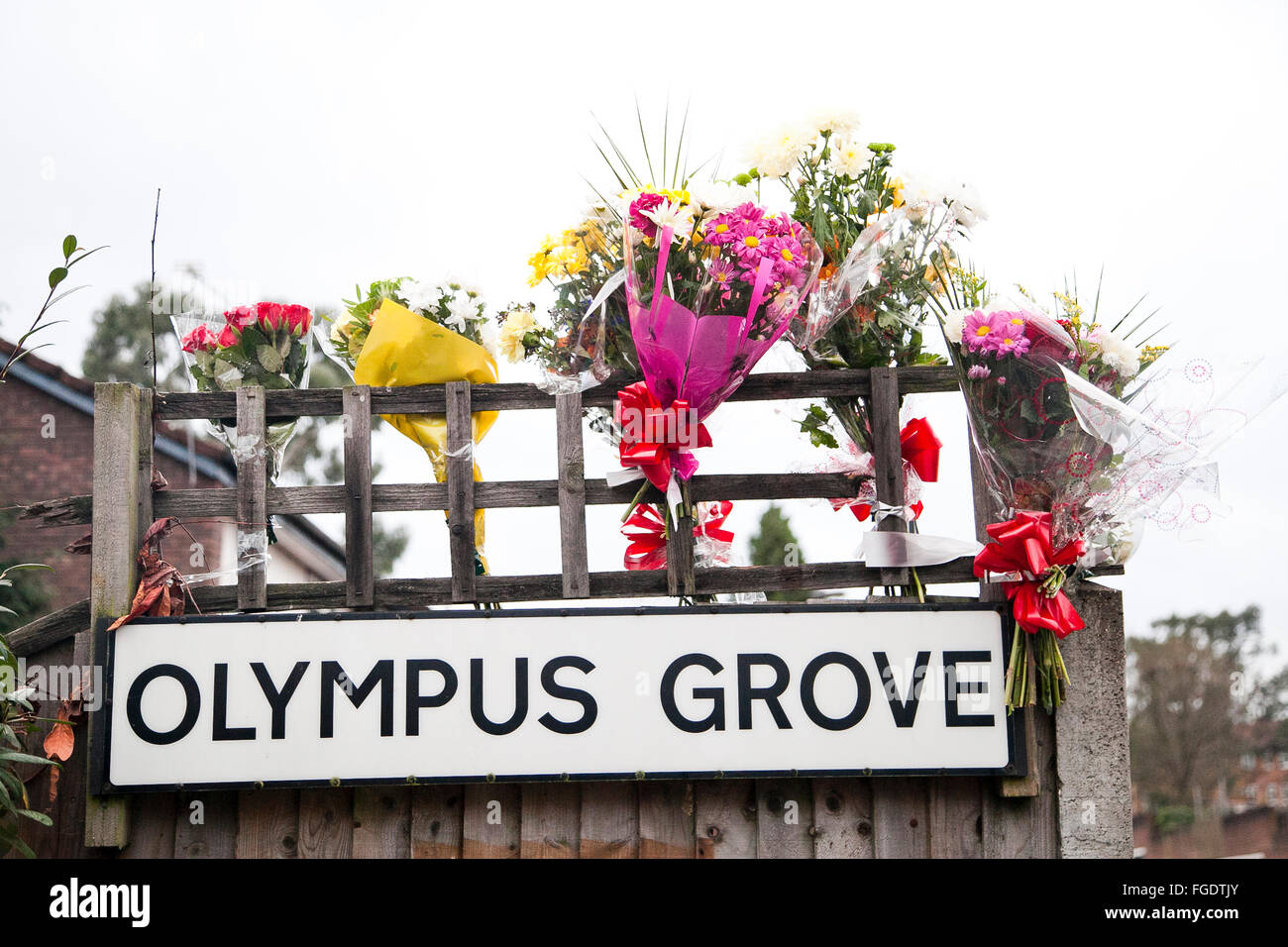 Blumen waren hinter Holz Green Crown Court in Nord-London am 16. Dezember 2015 für Polizei schießen Opfer Jermaine Baker gelegt. Stockfoto