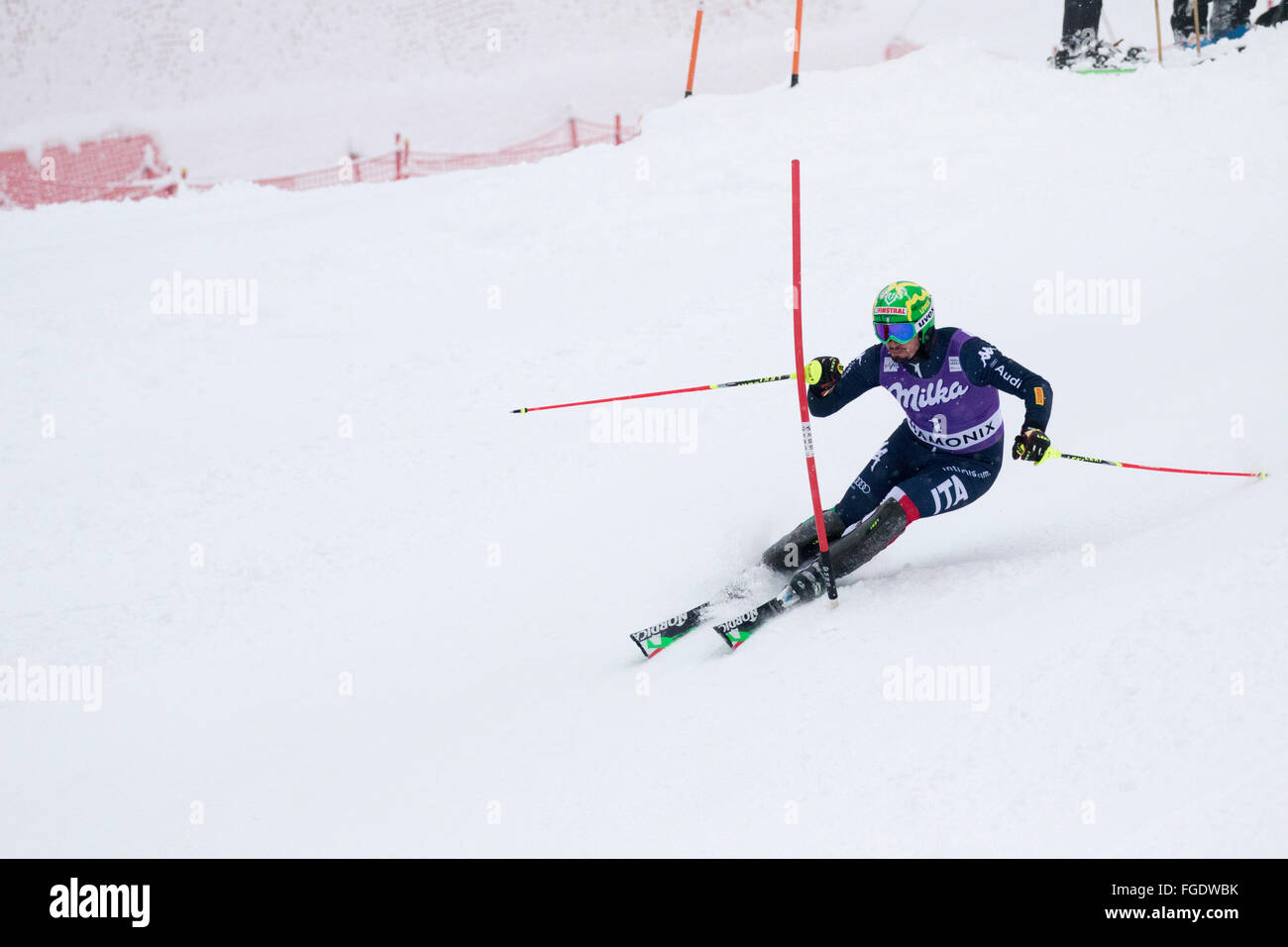 Chamonix Frankreich. 19. Februar 2016. Die Männer Alpine Kombination Veranstaltung (Abfahrt und Slalom) begann mit dem Slalom-Abschnitt des Rennens statt der Abfahrt aufgrund von Wetterbedingungen (starker Schneefall) in Chamonix am 10:30 Uhr.  Italienische Mannschaft Skifahrer Dominik PARIS verläuft.  Nach dem ersten Lauf team Französisch Skifahrer führt Alex Pinterault.   Nach dem ersten Durchgang der Rangliste sind 1 - PINTURAULT Alexis (FRA) 42,55 2 - MERMILLOD BLONDIN Thomas (FRA) 42.91 3-MUFFAT-JEANDET Victor (FRA) 42,92 Credit: Genyphyr Novak/Alamy Live News Stockfoto