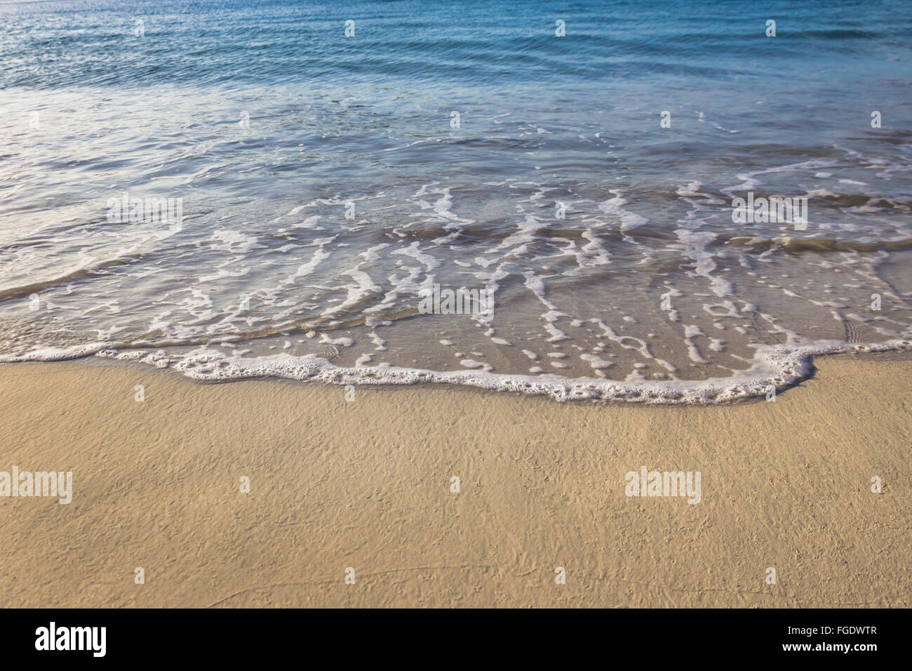 Sanfte Wellen und Sand Stockfoto