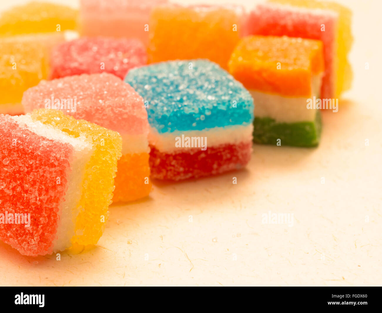 bunte Bonbons mit Kristallzucker Stockfoto