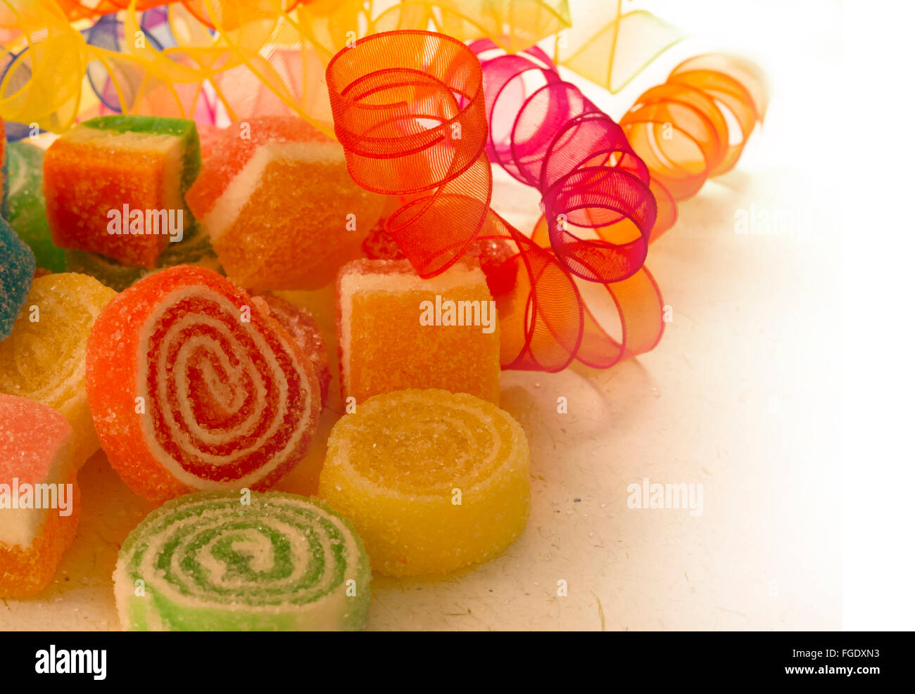 bunte Bonbons mit Kristallzucker Stockfoto