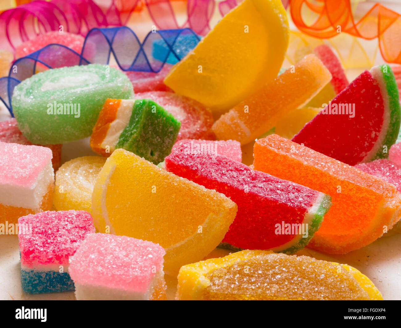 bunte Bonbons mit Kristallzucker Stockfoto