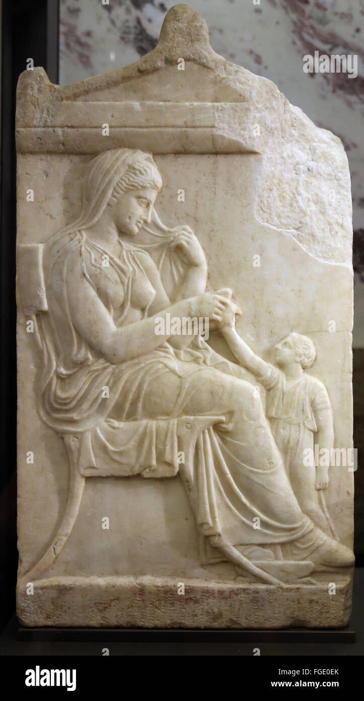 Klassische Grabdenkmäler. 500-400 V. CHR.. Stele. Frau mit ihrer kleinen Tochter. ca. 12:00. Gortyne. Kreta. Marmor. Stockfoto