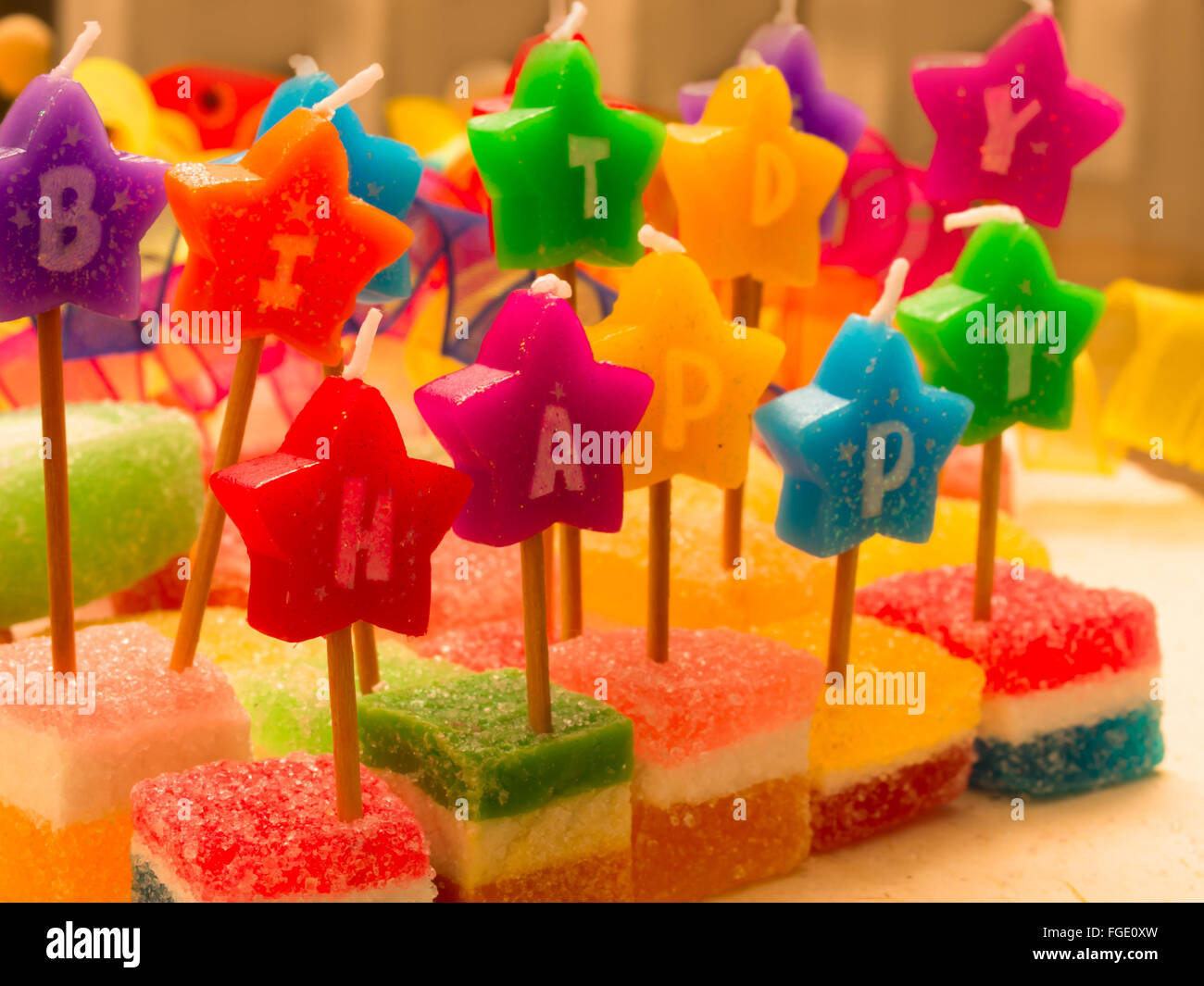 bunte Bonbons mit Kristallzucker Stockfoto