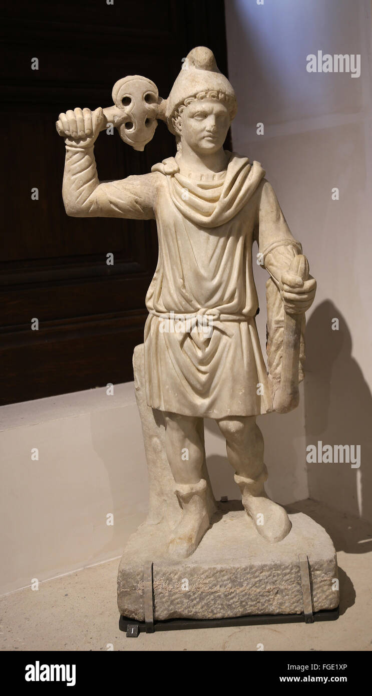 Der römische Kult des Mithras. Mithra Genius mit Fackel und Doppelaxt. Marmor. Louvre-Museum. Paris. Frankreich. Stockfoto