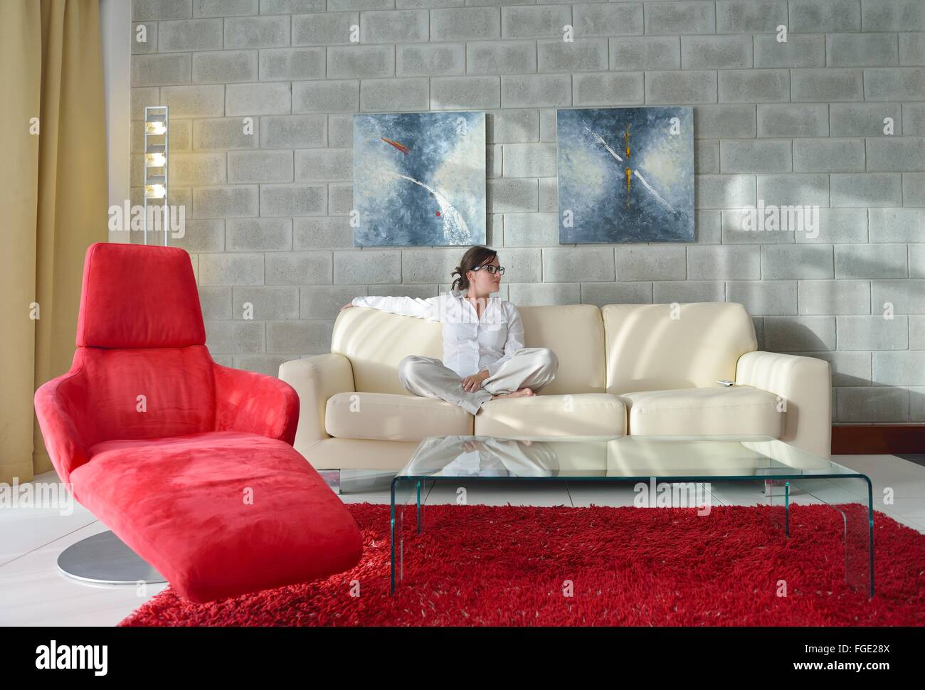 glückliche junge Frau entspannen Sie zu Hause auf sofa Stockfoto