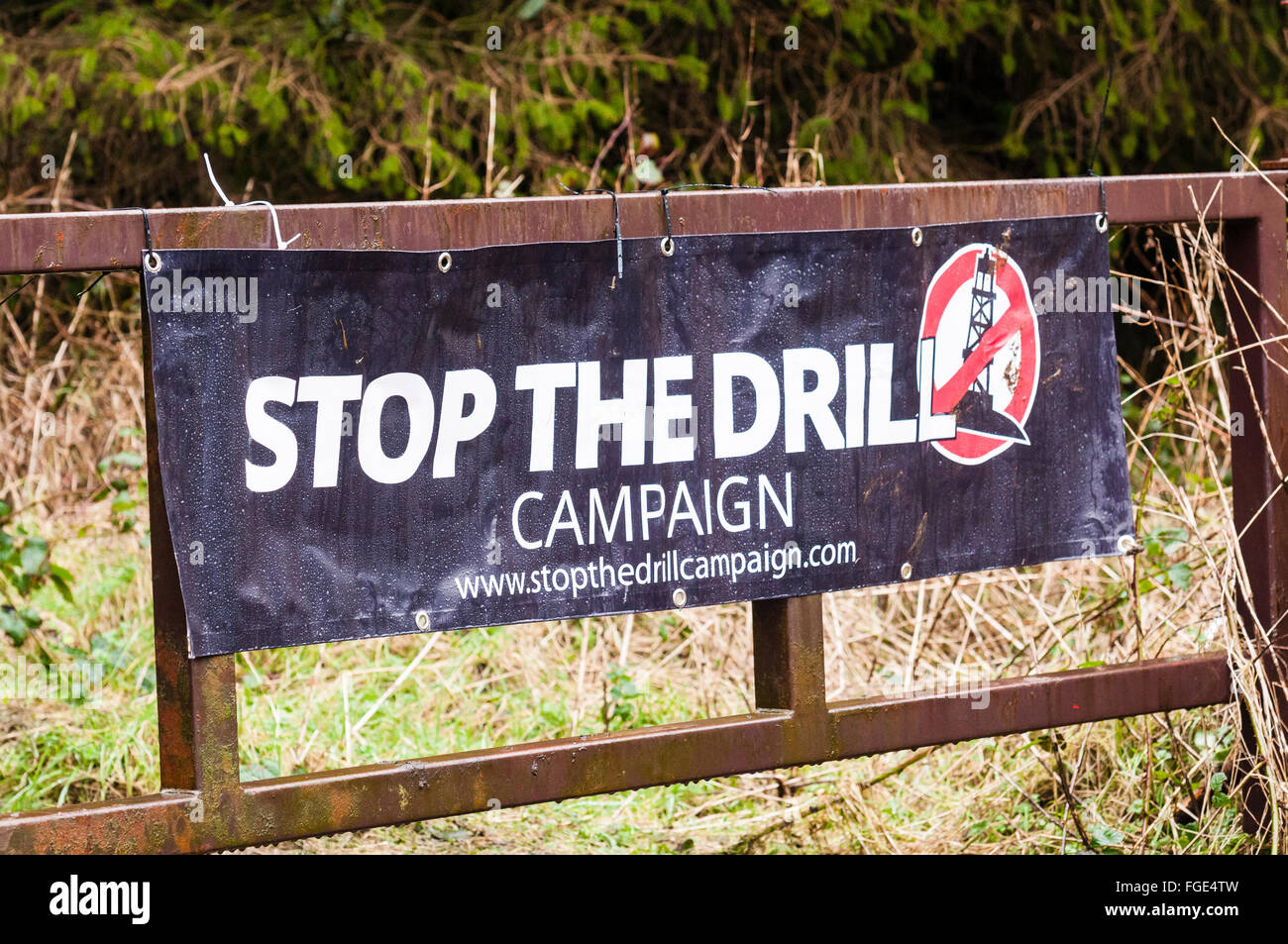 Carrickfergus, County Antrim, Nordirland, Vereinigtes Königreich. 19. Februar 2016. Proteste gegen die umstrittene Ölbohrungen neben einem Trinkwasserbehälter weiter. Bildnachweis: Stephen Barnes/Alamy Live-Nachrichten Stockfoto