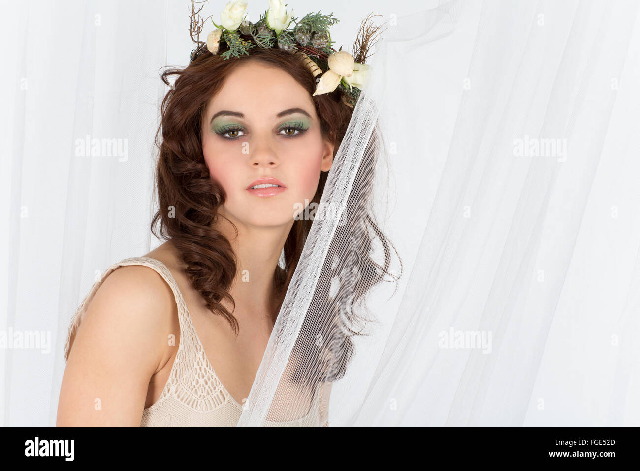 Junge Frau mit Blumen-Arrangement als ein Kopfschmuck Stockfoto
