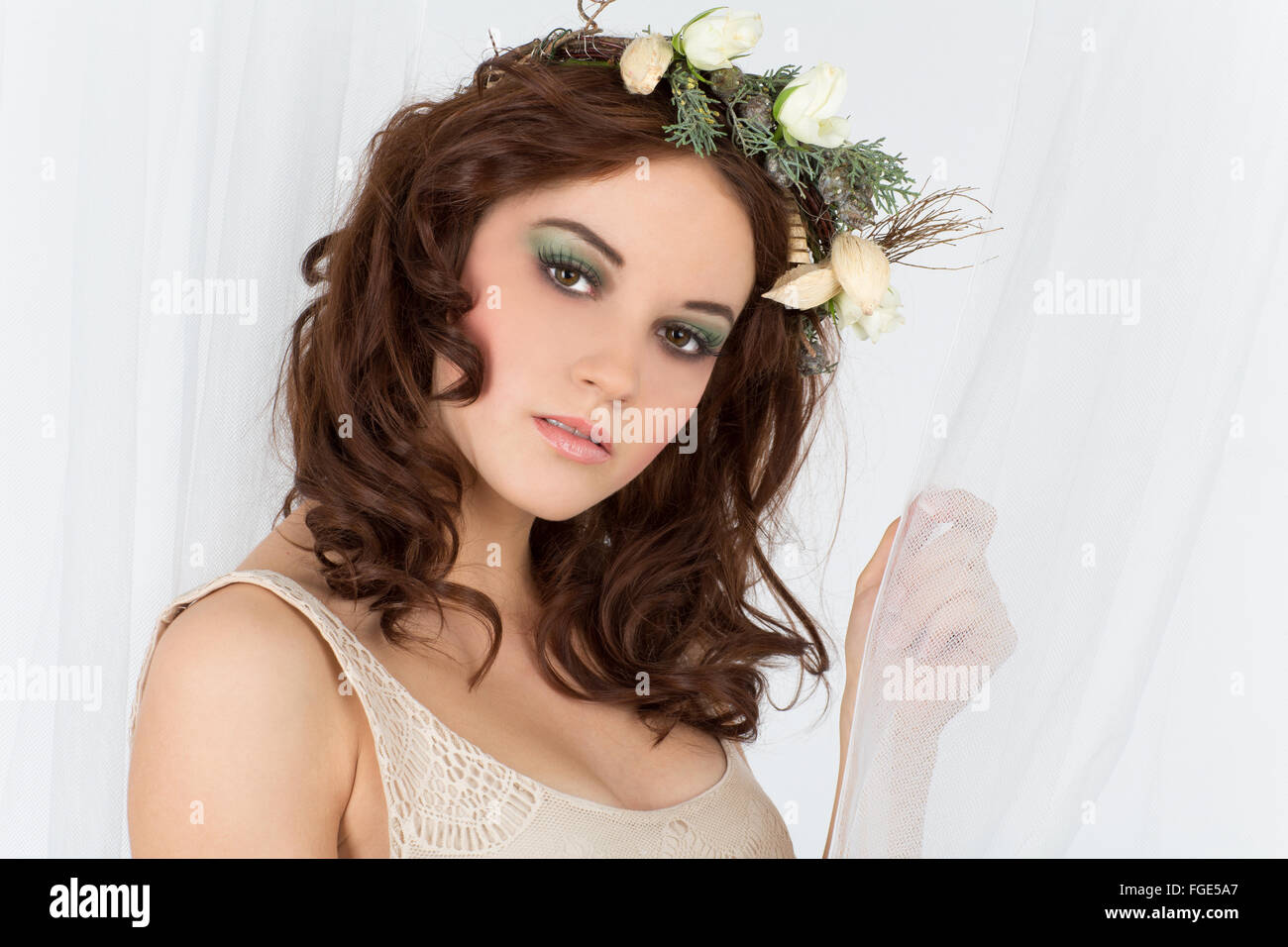 Junge Frau mit Blumen-Arrangement als ein Kopfschmuck Stockfoto