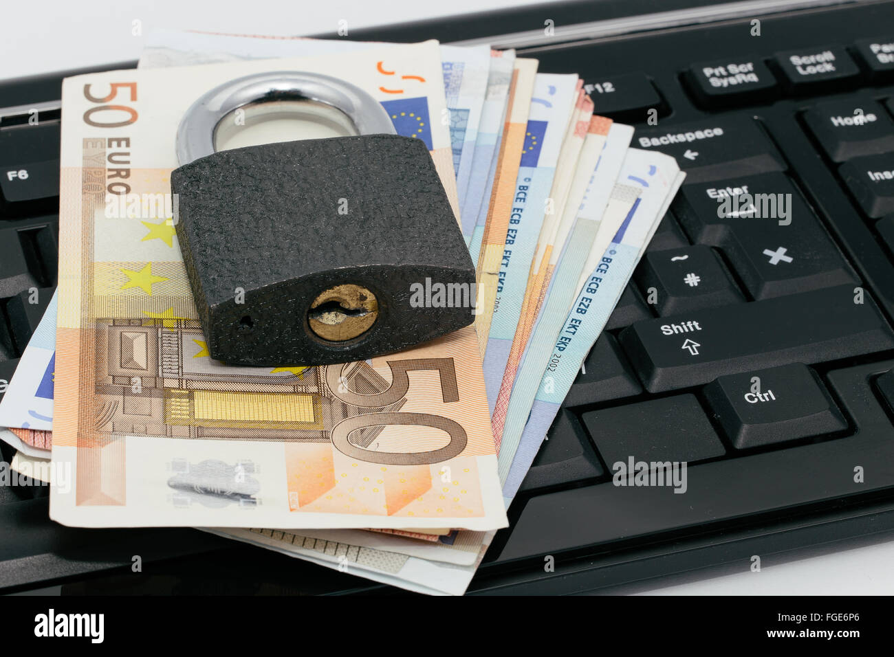 Sichere Online-Zahlungen: Vorhängeschloss auf einer Tastatur Stockfoto