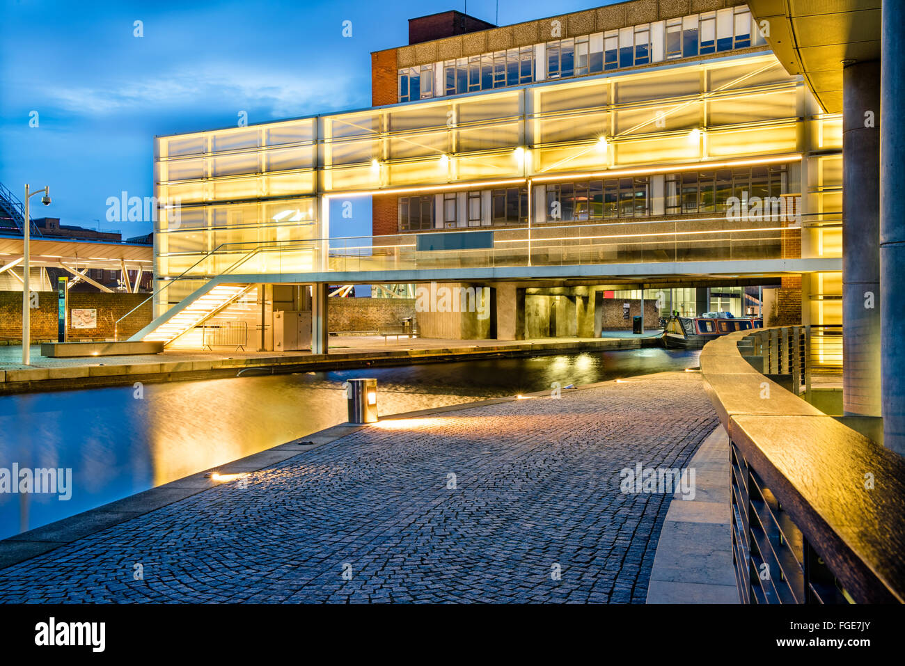 Glühende Gehweg über Paddington Bassin Stockfoto