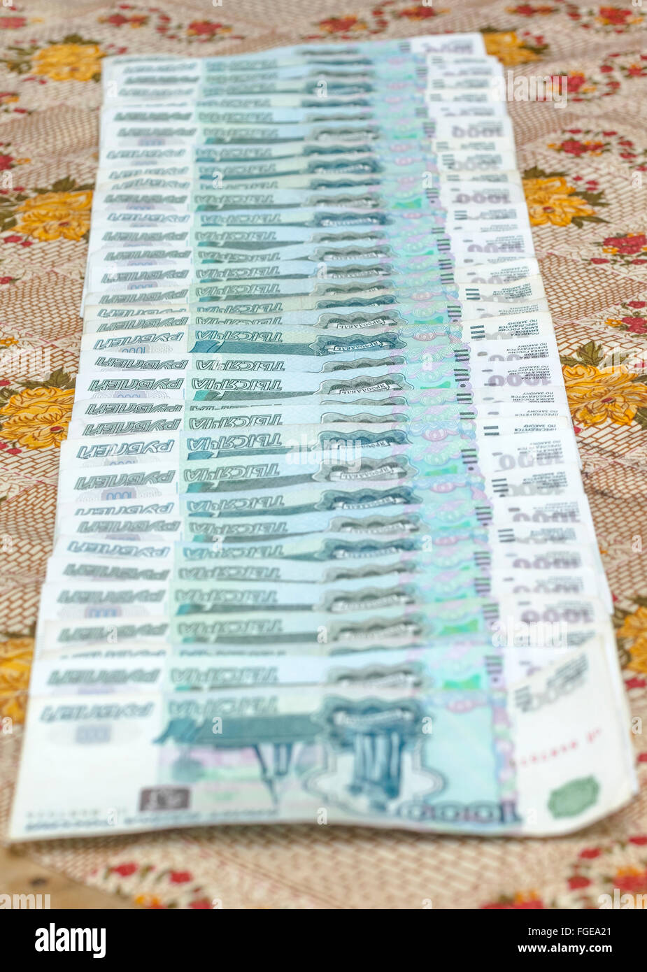 Russische Rubel Banknoten auf bunte Tischdecke am Tag Tausende Stockfoto