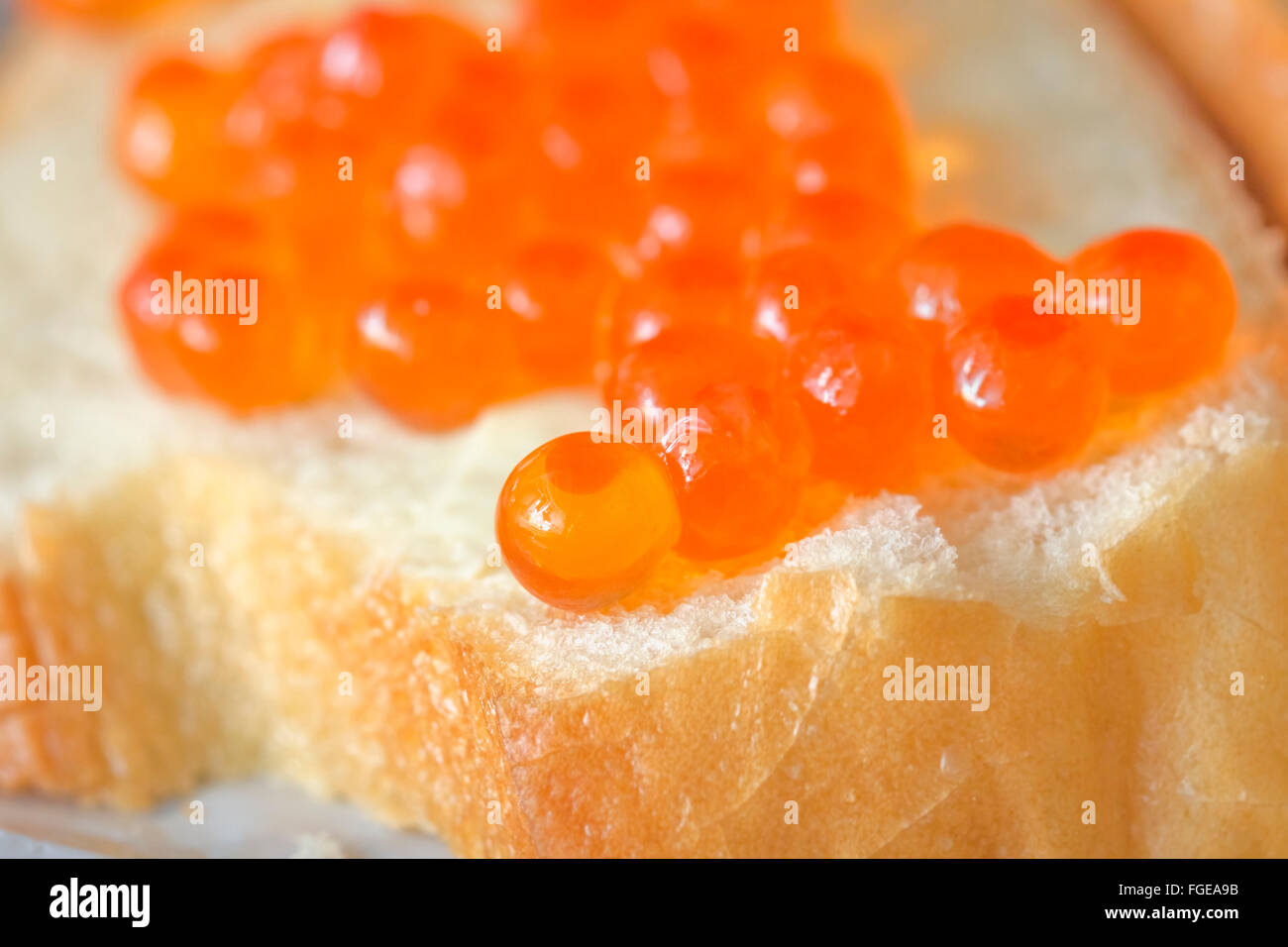 Sandwich von Weißbrot mit rotem Kaviar Stockfoto Sandwich von Weißbrot mit rotem Kaviar Stockfoto