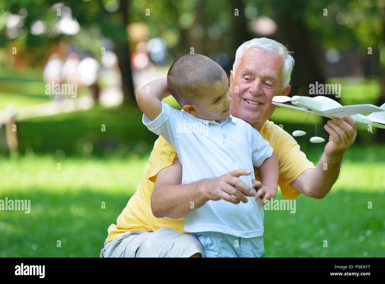 glückliche Großvater und Kind im park Stockfoto