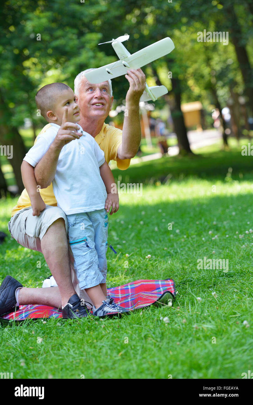 glückliche Großvater und Kind im park Stockfoto