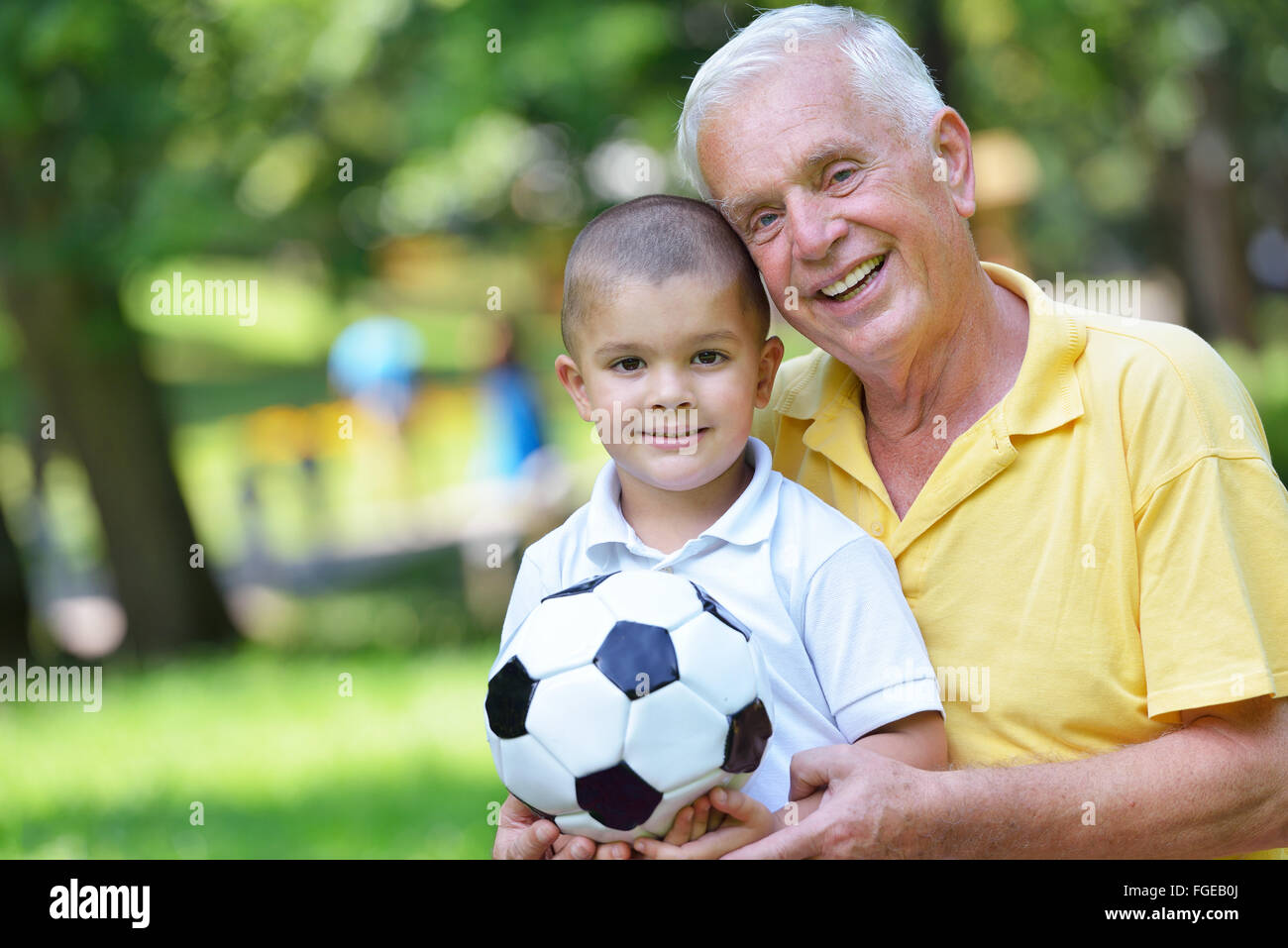 glückliche Großvater und Kind im park Stockfoto