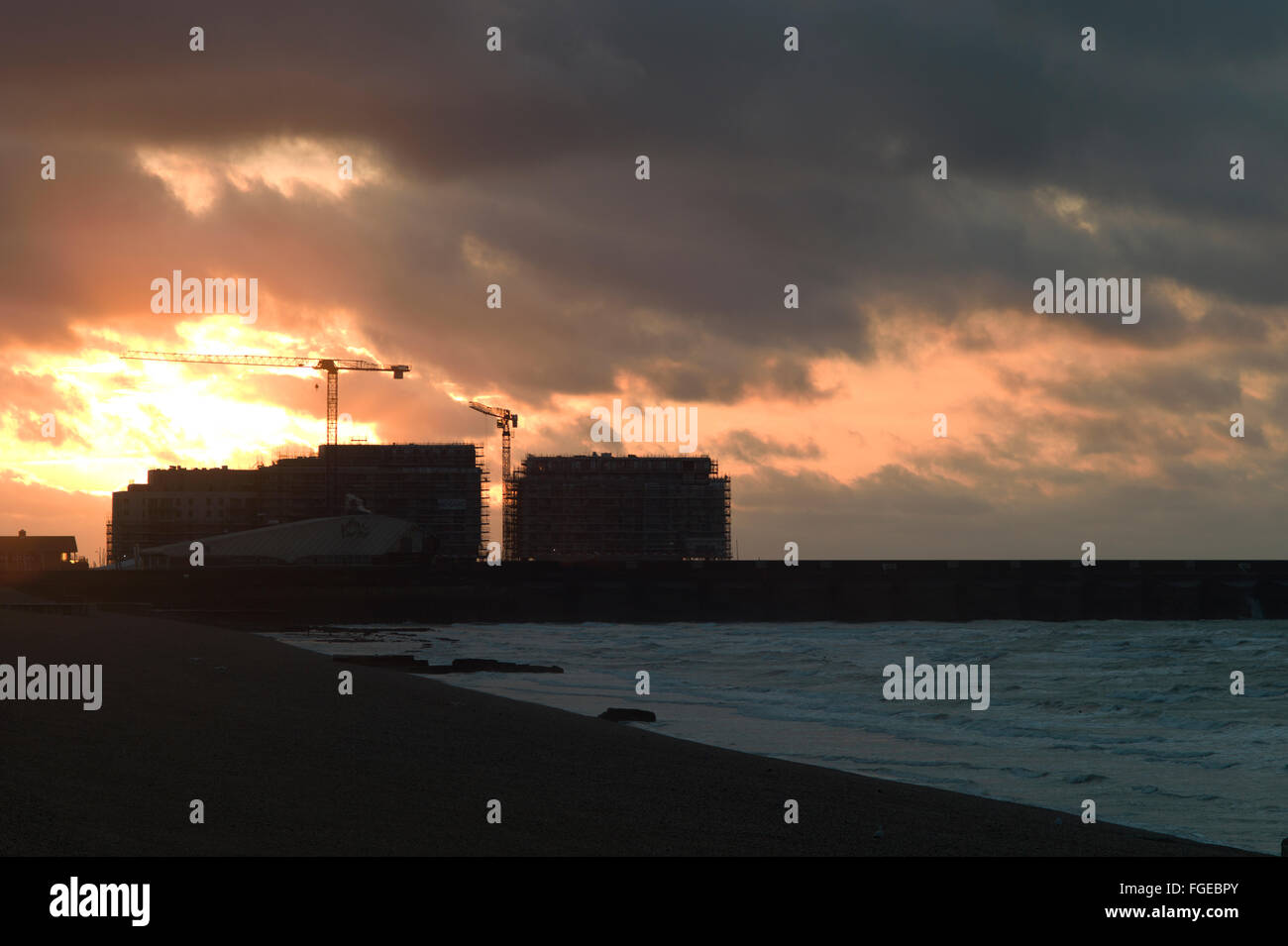 Sonnenaufgang über Baustelle und Meer, Brighton Marina Stockfoto