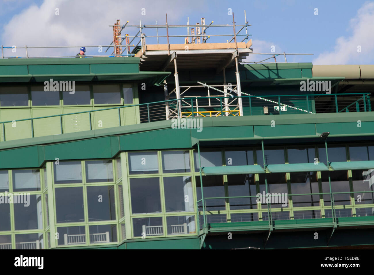 Wimbledon London, UK. 19. Februar 2016.  Arbeit hat damit begonnen, ein neues Festes und versenkbares Dach auf Court 1 im All England Lawn Tennisclub zu installieren. Die Arbeit soll in 2019 Kredit abgeschlossen werden: Amer Ghazzal/Alamy Live-Nachrichten Stockfoto