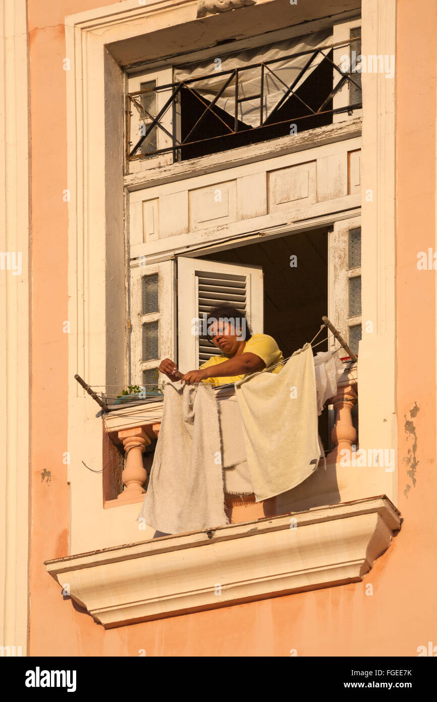 Alltag in Kuba - kubanische Frau hängen Wäsche auf Balkon in Havanna, Kuba, Karibik, Karibik, Mittelamerika Stockfoto