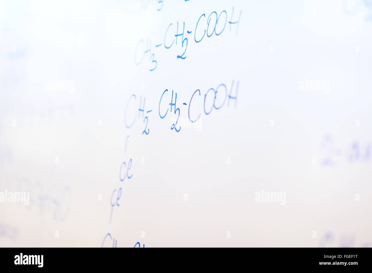 chemische Molekülstruktur auf weißen Eber Stockfoto