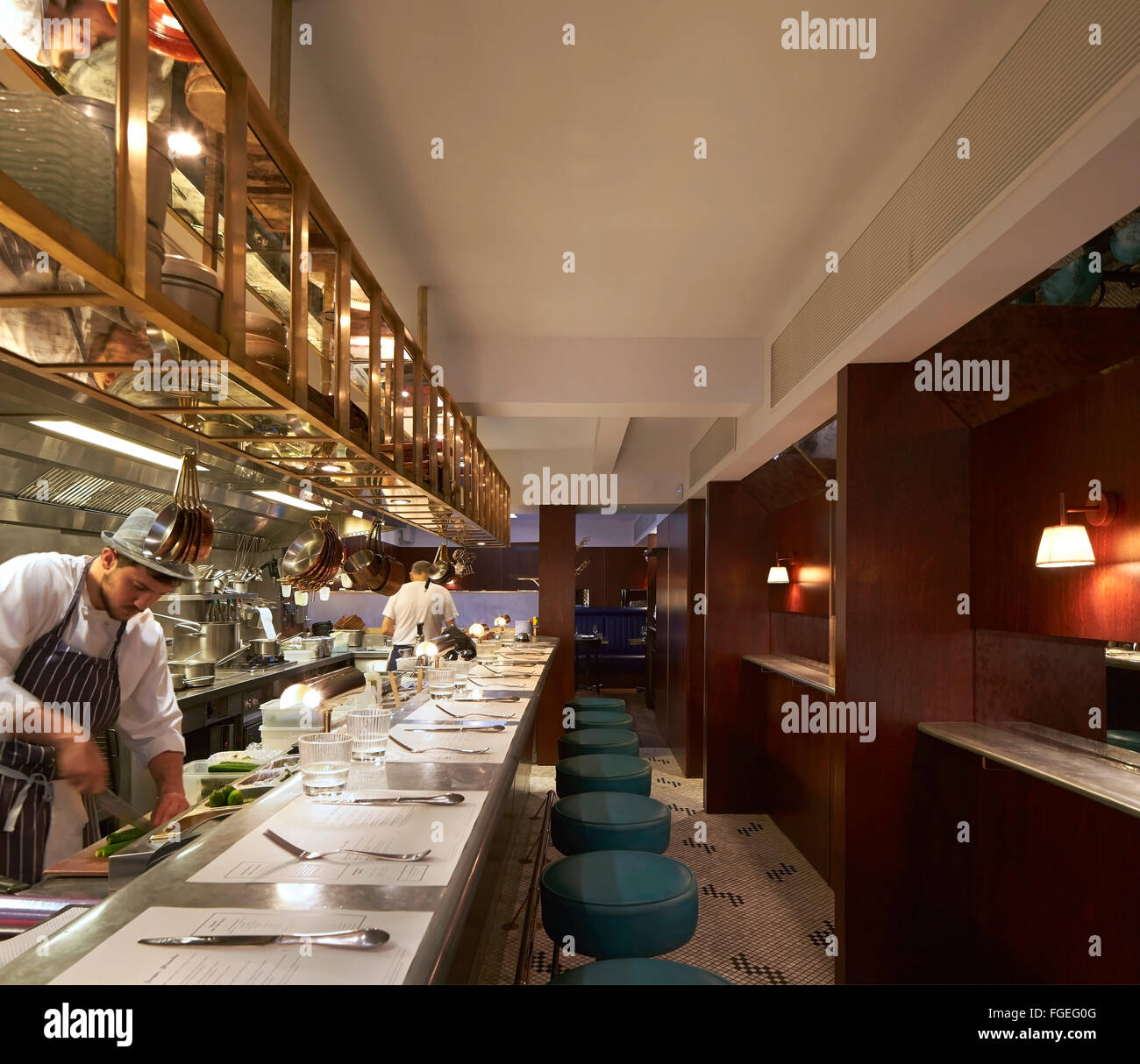 Offene Küche mit bar-Theke Bestuhlung und Köche bei der Arbeit. Das Palomar  Restaurant, London, Vereinigtes Königreich. Architekt: Gundry & Duc  Stockfotografie - Alamy