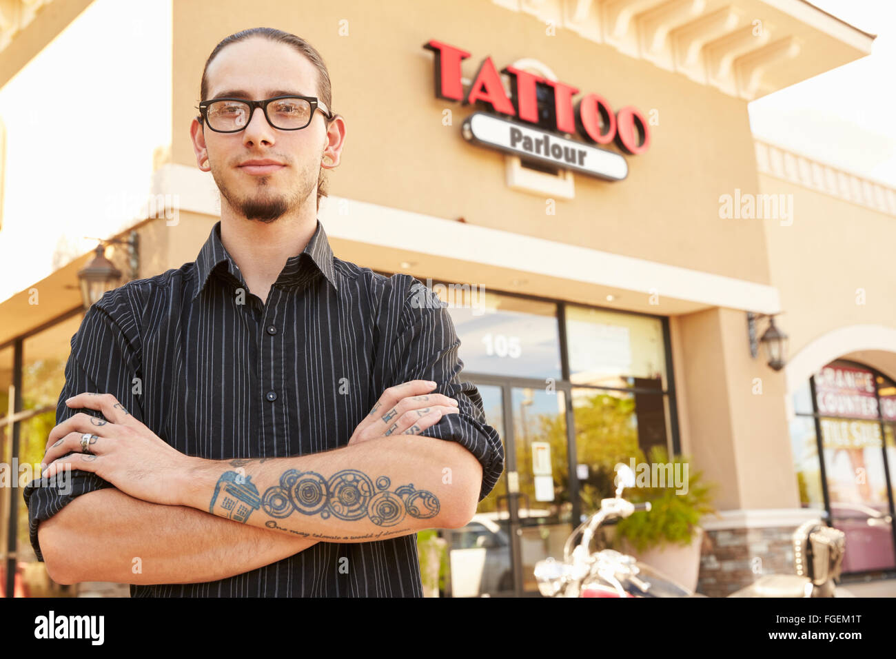 Porträt von Tattoo-Künstler stehen äußere Salon Stockfoto