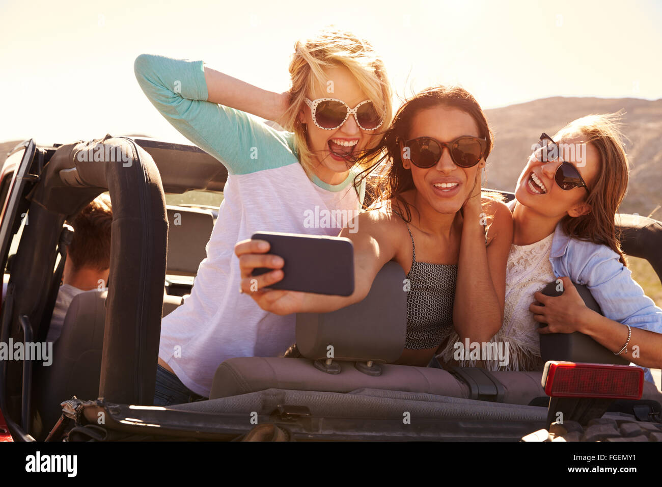 Freundinnen unterwegs Reise im Cabrio nehmen Selfie Stockfoto