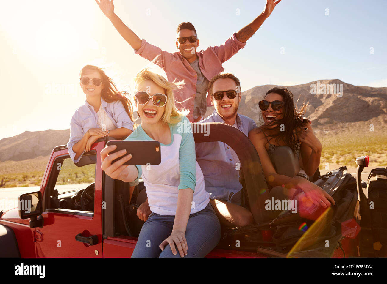 Freunde auf der Straße Reise im Cabrio nehmen Selfie Stockfoto