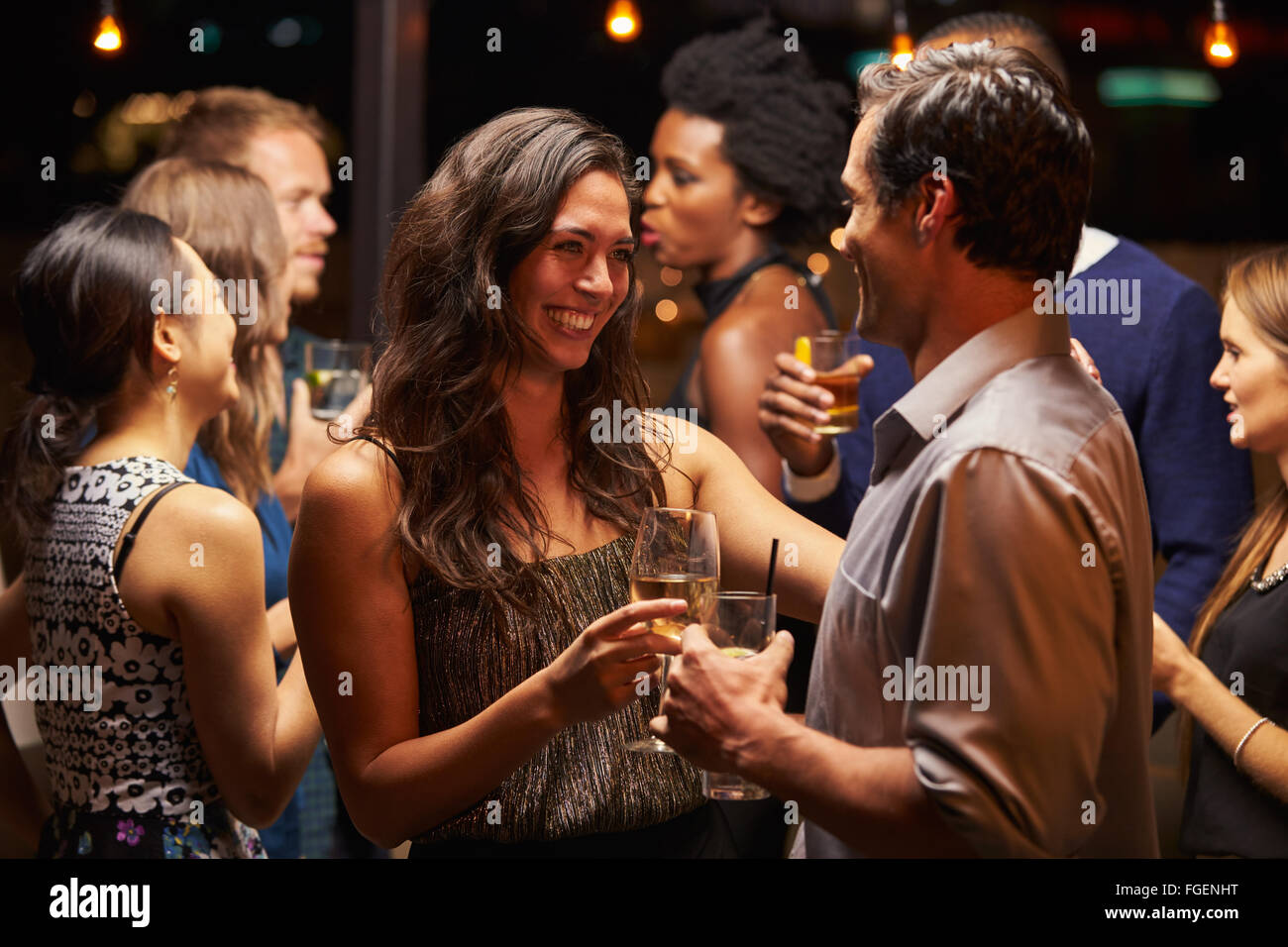 Paare tanzen und trinken am Abend Party Stockfoto